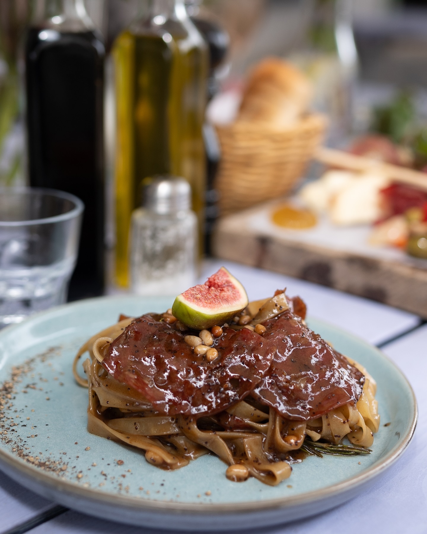 Dürfen wir vorstellen? Unsere Tagliatelle mit frischen Feigen, Fenchelsalami, Pinienkernen, Honig, Mohn, Rosmarin und Grana Padano ✨ Einfach die perfekte Balance aus süßen, salzigen und würzigen Aromen! #mädchenitaliener #restaurant #italianfood #foodberlin #foodieberlin