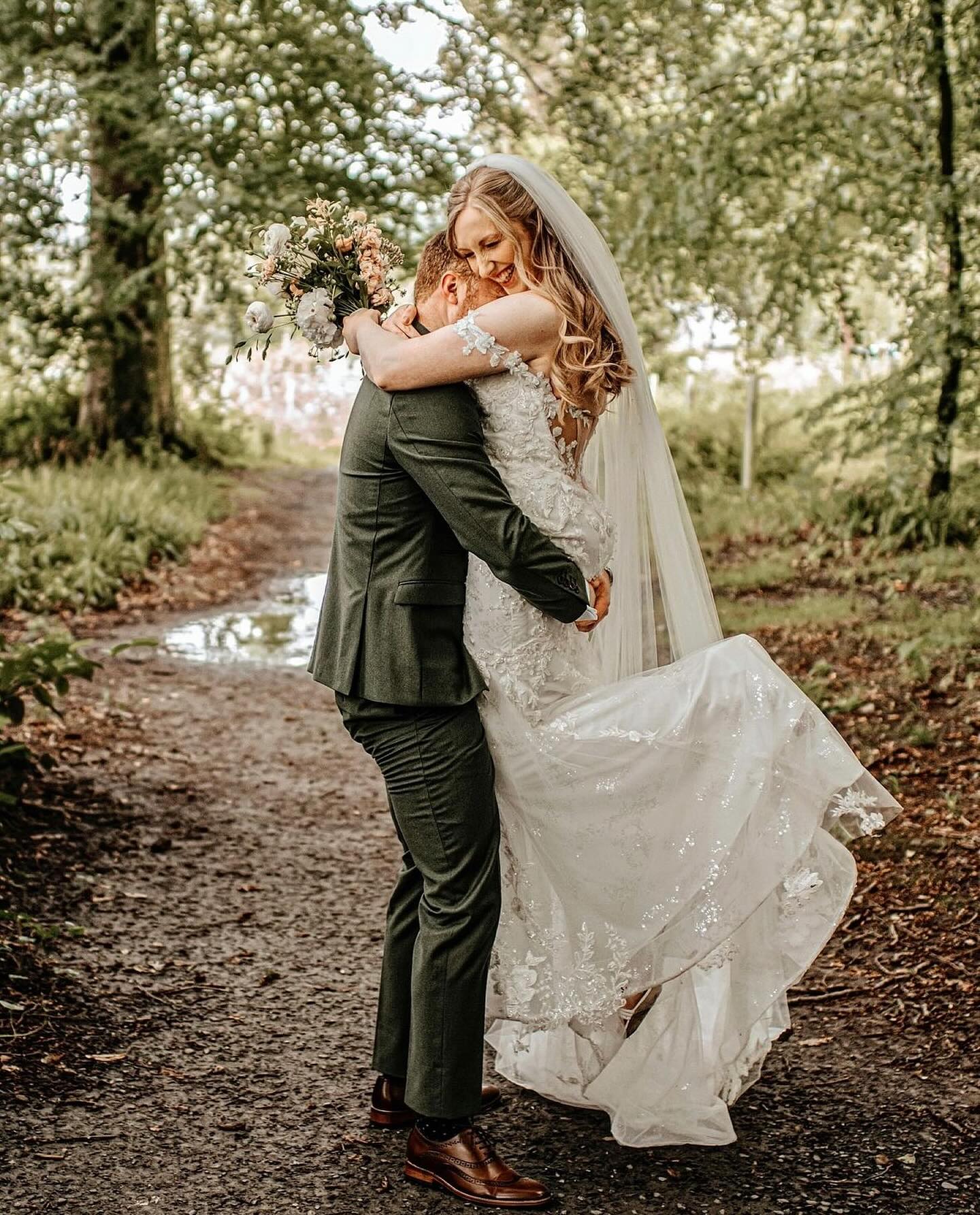 The look of pure love 🤍
What a pleasure it was to be apart of this gorgeous couples intimate day! Love that they did their own version of a perfect wedding. An absolute delight to work with super talented Sarah too 📸
VENUE @storrs_hall
PHOTOGRAPHY @raindrops_and_rosesphotography
HMUA @fayekenyonhairandmakeup
#lakedistrict #wedding #summerwedding #weddinginspiration #hairstylist #makeupartist #weddingmakeup #weddinghair #bridalhair #bridalmakeup #bridalinspiration #ilovemyjob #cheshirewedding
