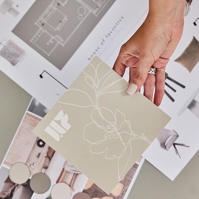 HOUSE OF FAVORITES - NEW LOOK
Een nieuwe look&feel voor House of favorites. Samen met @houseofiam_ & @studiomeldkamer ben ik deze zomer bezig geweest om mijn branding te vernieuwen zodat dit aansluit op mijn visie van werken en ontwerpen.
Samen creëren vanuit verbinding, verdieping en over(gave).
We hebben een nieuw merkverhaal, brandlogo, beeldlogo, woordlogo, stickers, buitenborden en bedankkaartjes ontworpen en een prachtige fotoshoot gehad.
Klein voorproefje op alles wat jullie nog gaan zien: het bedankkaartje met beeldlogo.
Binnenkort zal ik meer over de visie delen.
De website zal eerst nog even zo blijven want er staan nog heel wat adviezen te wachten aan de tekentafel komende tijd.
Dank voor Maureen en Samara voor hun creativiteit! Samen hebben we iets heel moois gecreëerd.