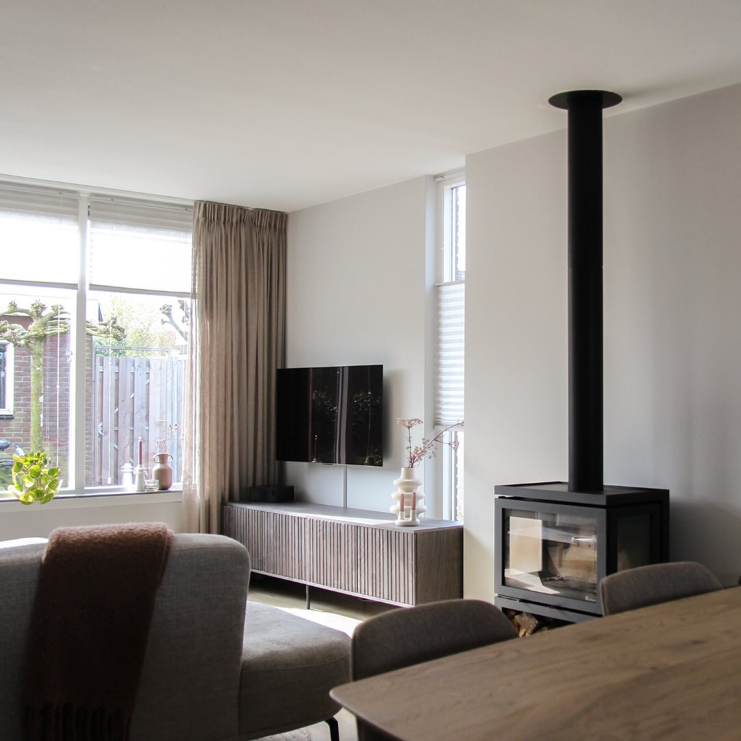 Before and after
In alle eerlijkheid vind ik het altijd heerlijk om de before and afters bij anderen te zien. Niet alleen van interieurs of tuinen maar bijvoorbeeld ook bij een gewichtconsulent of kapper.
Alsof je gevoel verzadigd wordt bij het zien van een beter of gewenst resultaat.
In het kader van zoek de verschillen even een aantal before and afters van dit mooie afgeronde project in Elburg.
Fijne zonnige dag! ☀️
Eline