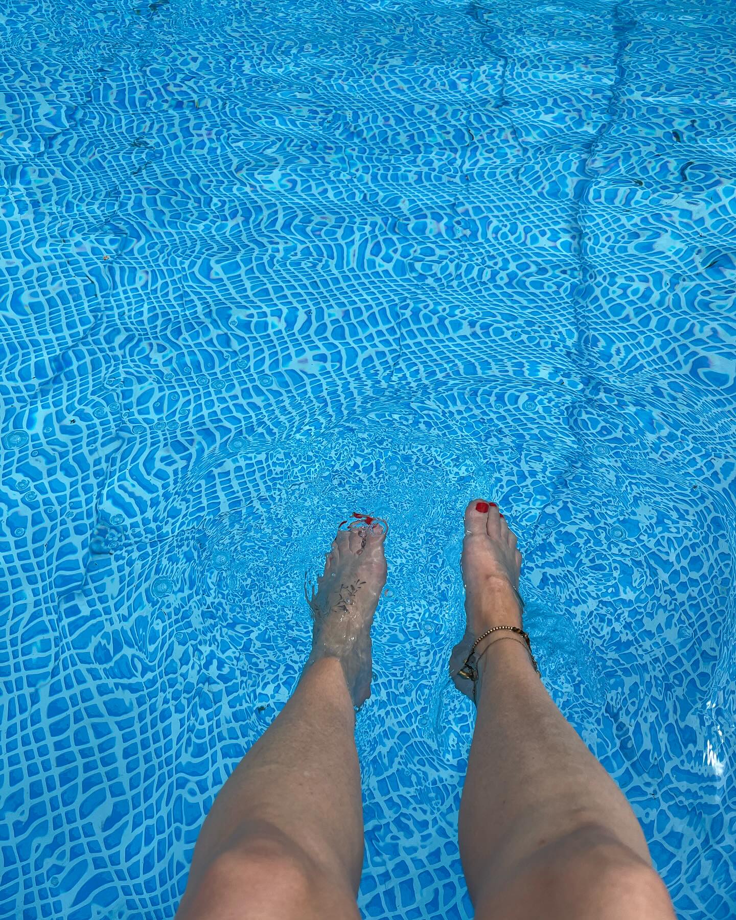 Ätstörningar och våld. Trauman och utmattningsdepression.
Utanförskap och diagnoser. Beroende och missbruk. Sorg och vrede.
Barn, och vuxna barn, med narcissistiska föräldrar.
Ja osv.
Det är vad veckan bestått av.
En strid och aldrig sinande ström av jävlighet.
Men tack och lov tar de utsträckta händerna inte slut.
När sargade själar vaknar upp med insikt och vilja. Med drivkraft och längtan.
Så är det fint att finnas till.
För dom som behöver en livlina.
En famn. En plats att vila. En axel att luta sig emot.
Stöd och bekräftelse.
Även om önskan vore att sådana som jag inte skulle behövas.
Så är jag tacksam för att jag kan vara den livlinan åt alla dom jag får äran att möta på vägen till något annat.
Något bättre. Något större.
Så evinnerligt tacksam 🙏🏼
Och det här med fredag. Det är inte klokt när jag tänker efter, jag är ledig, igen. Flera dagar.
Det är ingen hejd på livets förmåner och klackar i taket 🥳
Så, här ska banne mig levas i helgen.
Badas. Hängas med bästis. Gås på konsert.
Sovas och lösas världsproblem. Och allt däremellan.
Trevlig helg ✨
#samtalsterapisundsvall