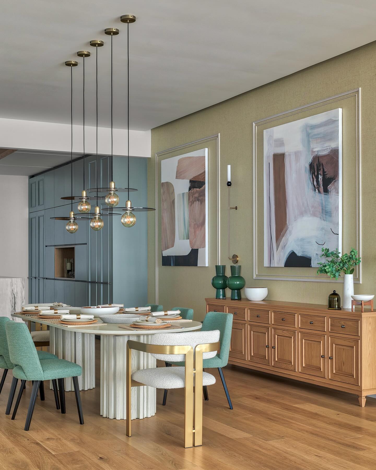 The details in the dining area of our Casa Three Sixty project truly created a feeling of luxury that is felt through all the many textures and subtle materials and colours...
A beautiful woven wall with custom oil-on-canvases and the pendant ensemble lighting from @boliacom helped create that sense of height and stature that the space commands...
With pedestals inspired by the inner workings of a handmade wristwatch, the Huxley dining table from @bakerfurniture became the hidden gem of this area...
The english green boucle chairs from @gallottieradice then set the stage for a beautiful unconventional pop of colour...!
We customised a gorgeous oiled oak crockery unit that ties in with the beautiful hardwood floors, and allows for all the storage requirements of the household to be fulfilled.. And most of all, this dining zone, flows beautifully from the formal living area toward the bar and more cozy family tv area..
Stay tuned for more of this beautiful property...
Interior Design & interior Architecture: @casa_novo
Interior decor and styling: @casa_novo
.
.
.
📷: @pulkitsehgal7 🤍
#Casanovohomes
#interiordesign #design #interior #homedecor #architecture #home #decor #interiors #homedesign #art #interiordesigner #furniture #decoration #interiordecor #interiorstyling #luxury #designer #handmade #inspiration #livingroom #furnituredesign #realestate #instagood #style #architecture #designinspiration #interiordecorating
www.casanovohomes.com