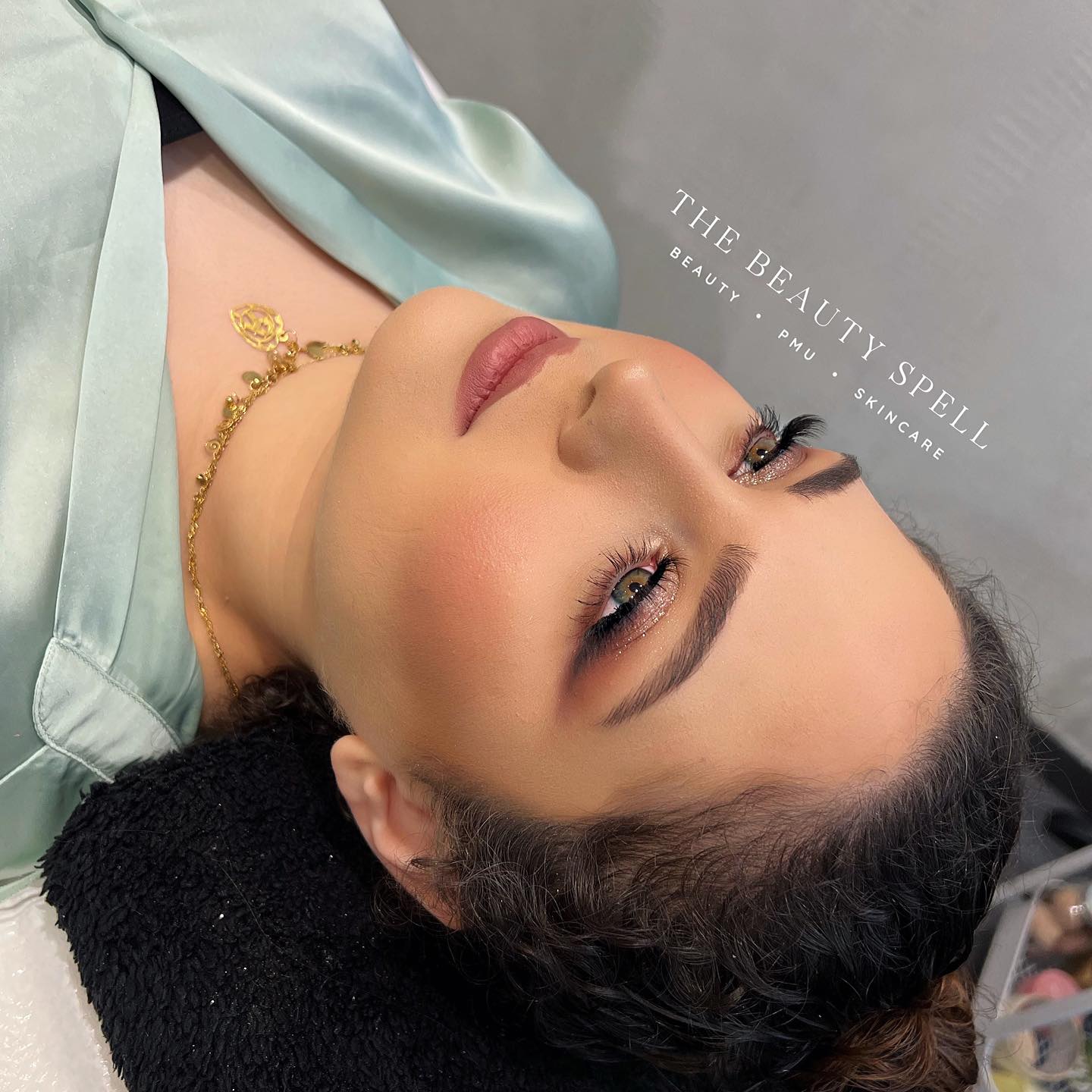 Bruidsmakeup en haar for this beauty😍✨
@ayaahassanii @hudabeauty @queentarzi #hudabeauty #queentarzi #lashes #hudabeautynudepalette #brows #hudabeautypalette #maccosmetics #makeup #benefitcosmetics #chanel #anastasiabeverlyhills #brows #morphepalette #anastasia #assen #haircareassen #groningen #makeuplook #makeup #eyelashes #happycustomer #eyeshadow #eyemakeup #eyebrowshaping #lashes #softlook