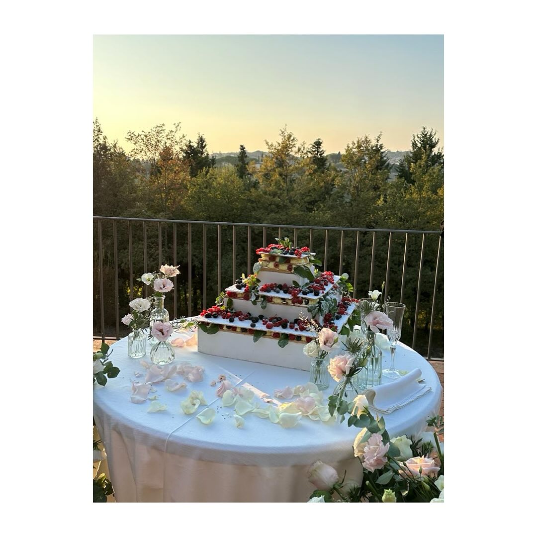 🇮🇹 I nostri Sposi hanno coronato il loro Amore con un bellissimo tramonto sulla terrazza belvedere! 😍
🇬🇧 Our Newlyweds crowned their love with a beautiful sunset on the Belvedere terrace! 😍
.
.
.
#villalesorti #weddingvenue #wedding #location #locationeventi #redcarpet #weddingday #weddingdecor #weddingphotography #weddingstyle #weddingdesign #weddingphotographer #weddinglocation #locationmatrimonio #locationtop #weddingtime #giardinodegliagrumi #tuscanywedding #tuscany #italianwedding #weddingitaly #wedding2023 #sunset #belvedere #tramonto #weddingcake #love