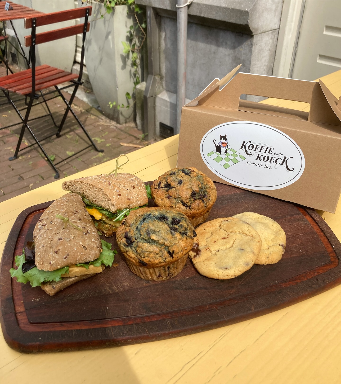 Today is looking like a delicious day for a little picknick! We’ve put together a little picknick box so you don’t have to choose between a nice treat and a nice day in the park ☀️
Our picknick box is made for two, and contains two muffins, two small chocolate chip cookies and one tofu or fritata sandwich to share. Drinks optional, limited availability :)
Happy snacking!
#vegan #amsterdam #vegancafe #veganpicnic #picnic #summervibes #vegantreats #westerpark