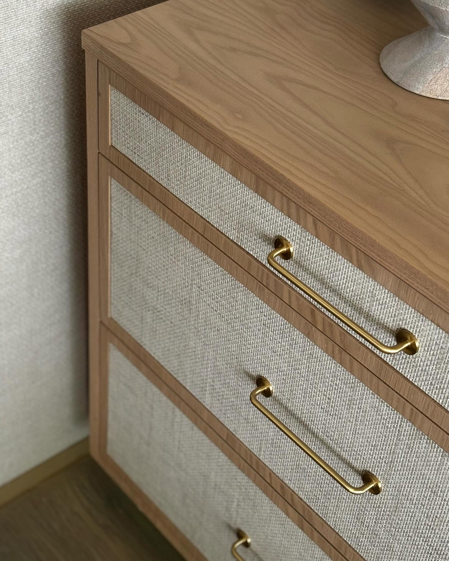 There are a many million bespoke details that go into creating finesse in the spaces we deliver...
Repeat renders, multiple revisions, relentless attention to perfection and an obvious love for design 🤍
@casa_novo #CasaNovoHomes #CasaNovoSpaces #interiordesign #furniture #design #details #artistry