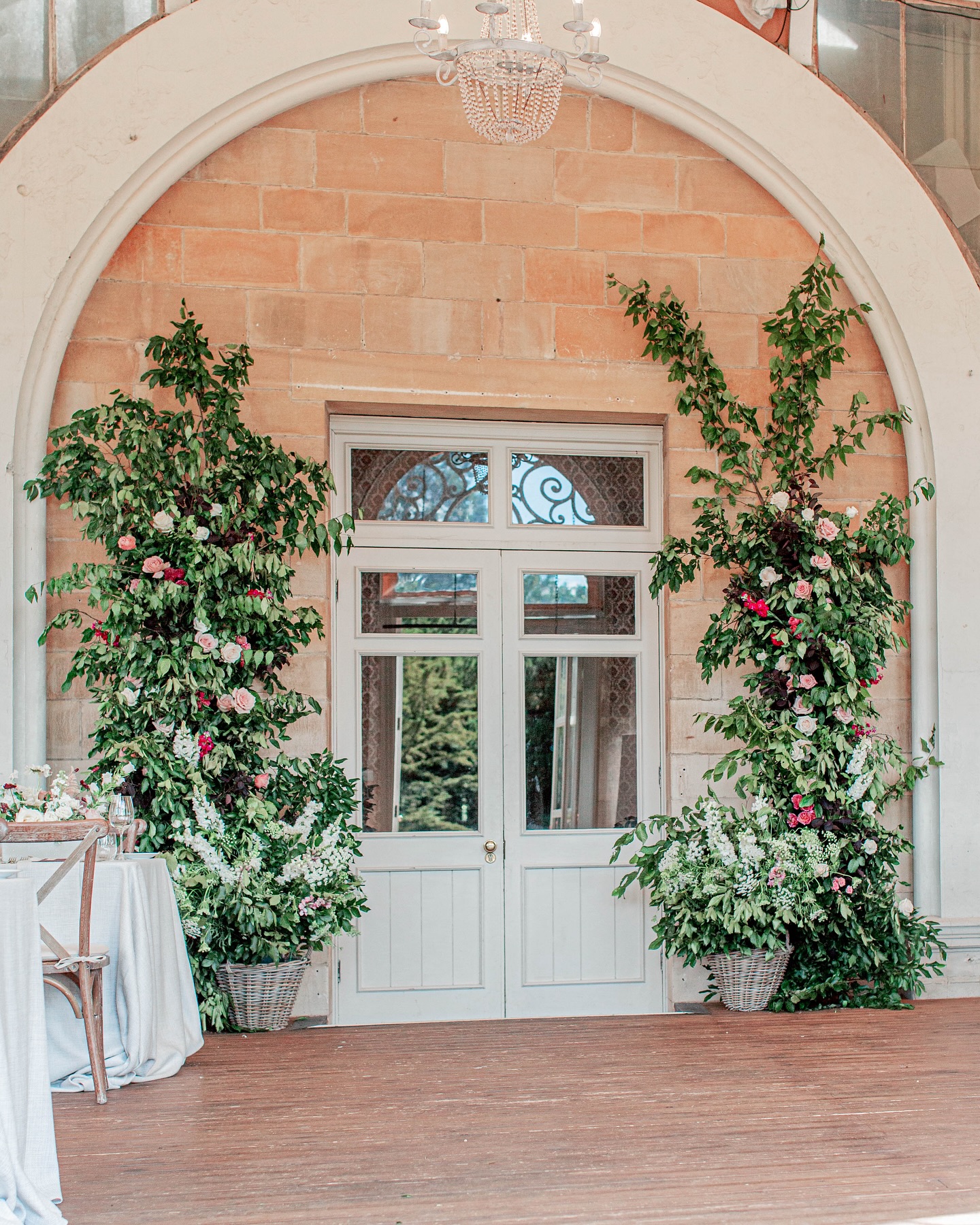 What an entrance. Created by @fig_and_flower_ for the wedding of C&R @grittletonhouseevents
#flowers #flowerstagram #weddinginspiration #ukwedding #weddingplanner #cotswoldwedding #jennahewitt #weddingsandevents