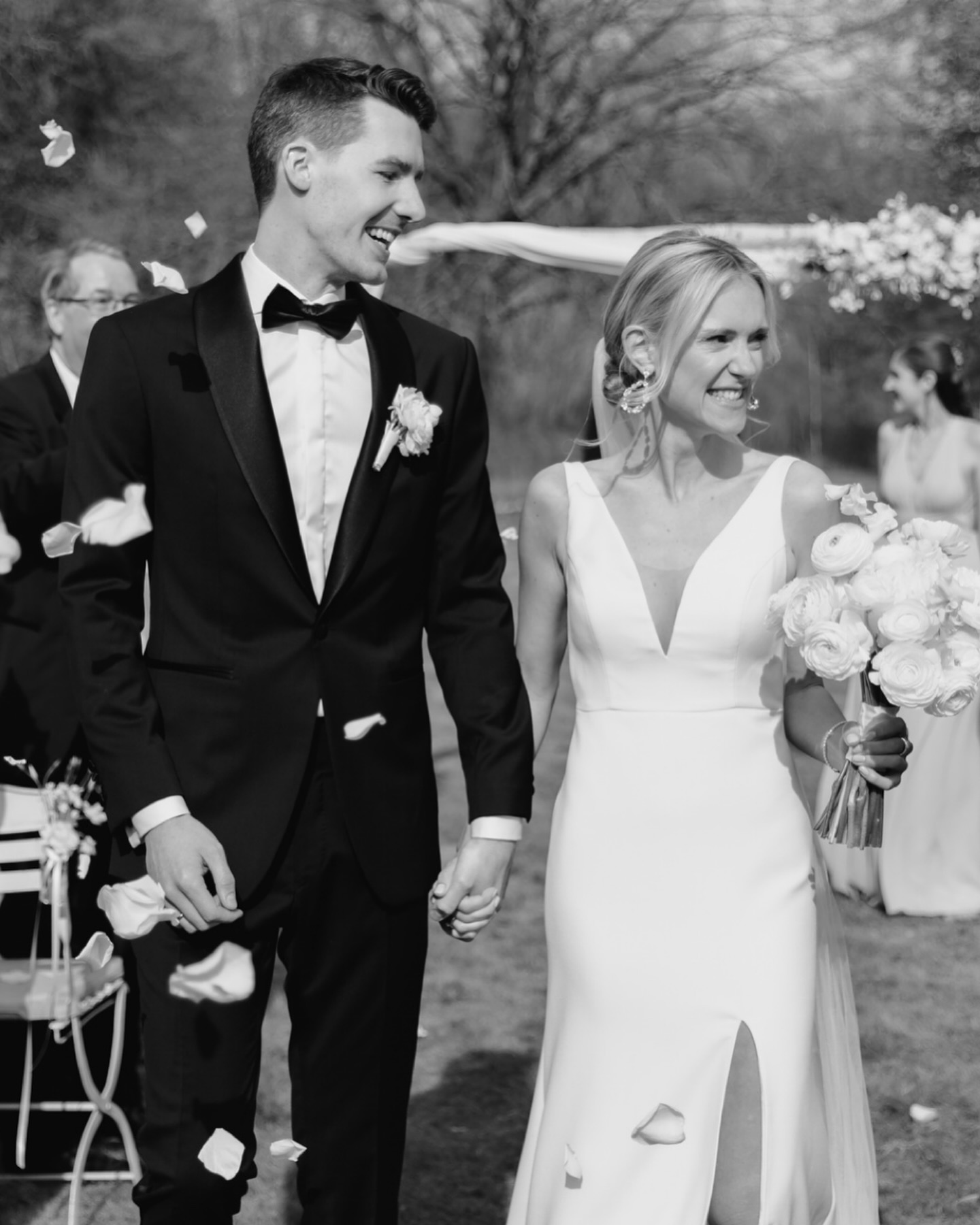 A&F ~ classy and elegant wedding ~ Ein schwarzer Smoking und ein Traum von Kleid mit tiefen Rückenausschnitt. Als weiteres Highlight wählte A. ihre Traumschuhe von @jimmychoo Die beiden feierten in der Location @gut_bliestorf wo der Herr des Hauses höchst persönlich den Trüffel über die Pasta rieb. @gourmetkontor Neben all dem Glamour gab es viele herzhafte Lachanfälle und Freudentränen bei den Reden im Kreise der Familie und Freunde. Daraufhin folgte eine lange Partynacht mit @dj_morella 🎶 Danke, dass ich euren Tag festhalten durfte. 📷