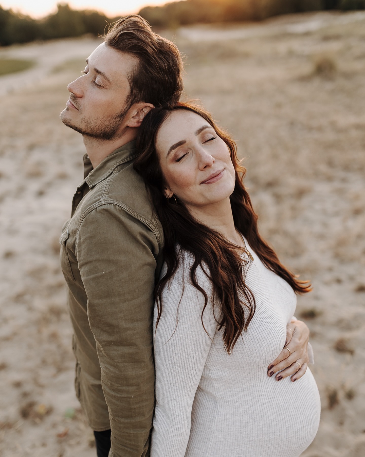 Hello fall! 🍂 Aktuell geht der Trend sehr zu Flash Photos, was ich gelegentlich auf Hochzeiten auch anwende. Wenn ich die freie Wahl habe - wie bei diesen Babybauchfotos sind mir jedoch die Abenstunden zur Golden Hour am liebsten. In Hamburg war das Wetter dieses Jahr ja leider etwas durchwachsen. Ich finde jedes Wetter bringt immer einen komplett eigenen Mood in die Bilder. Vom bedeckten dunklem Himmel, der sehr moody wirken kann, bis hin zu Licht und Schatten spielen in der direkten Sonne.
Das warme Licht der Golden Hour ist auch bei den Kunden sehr beliebt - was gibt es schöneres als einen perfekten Sonnenuntergang? Das ist allerdings vom Timetable und Wetter nicht immer möglich. Umso besonderer ist es, wenn man dann doch noch das Glück auf den perfekten Sonnenuntergang hat.
Und zum Thema Flash Fotos… ich finde es kann in gezielten Momenten sehr classy und elegant aussehen. Jedoch würde ich immer etwas aufpassen wie sehr man Trends am Ende nachgehen möchte, um seine eigene Handschrift nicht zu verlieren. Die Videografen freuen sich auch, wenn das Videomaterial nicht voll mit Blitzlicht ist. Deshalb mein Tipp: in Absprache mit dem Videografen eher gezielt blitzen und auch mit den natürlichen Mitteln arbeiten. Beide Arten erzeugen eigene Bildsprachen und Stimmungen.
Wie ist eure Meinung dazu?
Die Bilder sind mit S&E in den Boberger Dünen in Hamburg entstanden. Alle Bilder sind nur mit natürlichem Licht fotografiert.