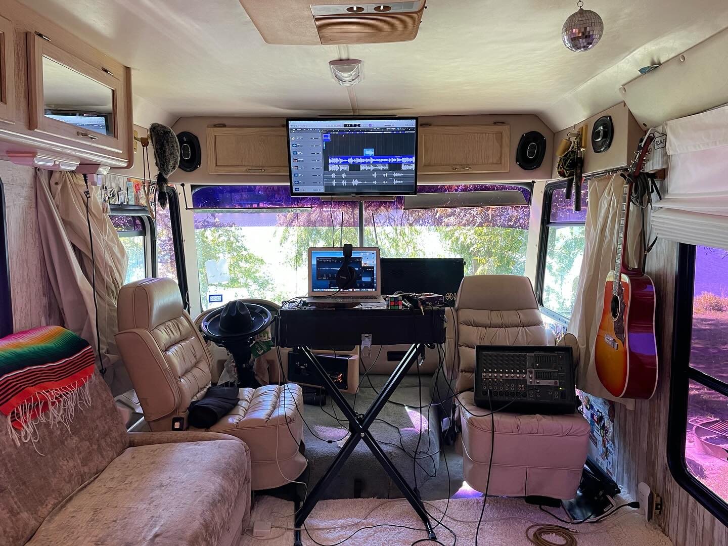 Creative chaos on the road looks like my bus turning into my little writing corner in a world. 🚐✏️
#julianacosta #creativty #lifestyle #writingroom #texas #rock #ontheroad #explorepage #explore
