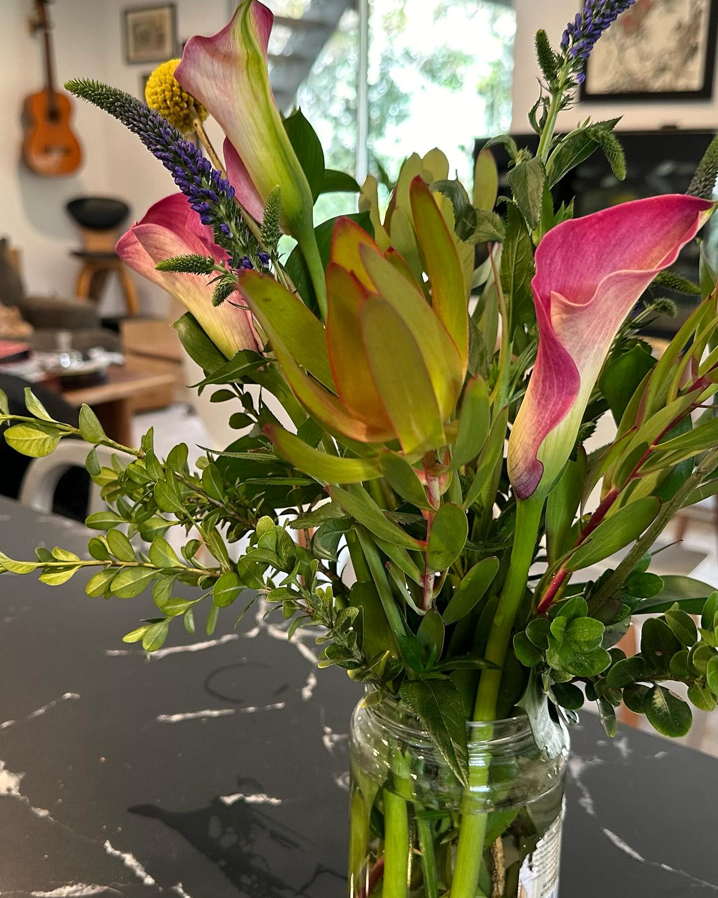 Flowers and a moment of sunshine! #pomsalon #pomegranatesalon #davisca