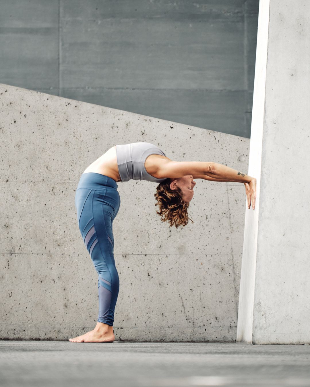 Perspective changes everything—whether in life or in a handstand. What might look like a challenge from one angle becomes play from another. Ready to flip your perspective and explore your limits? Join me for handstand classes and your own journey to handstand. Along the way, you might realize that handstands are less about physical strength and more about focus and determination. 🤸♀️
#YogaTeacher #HandstandPractice #FocusAndStrength #UpsideDownLife #BackbendLove #ZürichYogaClasses #PlayfulYoga #YogaForGrowth #HandstandJourney #YogaCommunityZürich #InversionAddict #YogaInspired