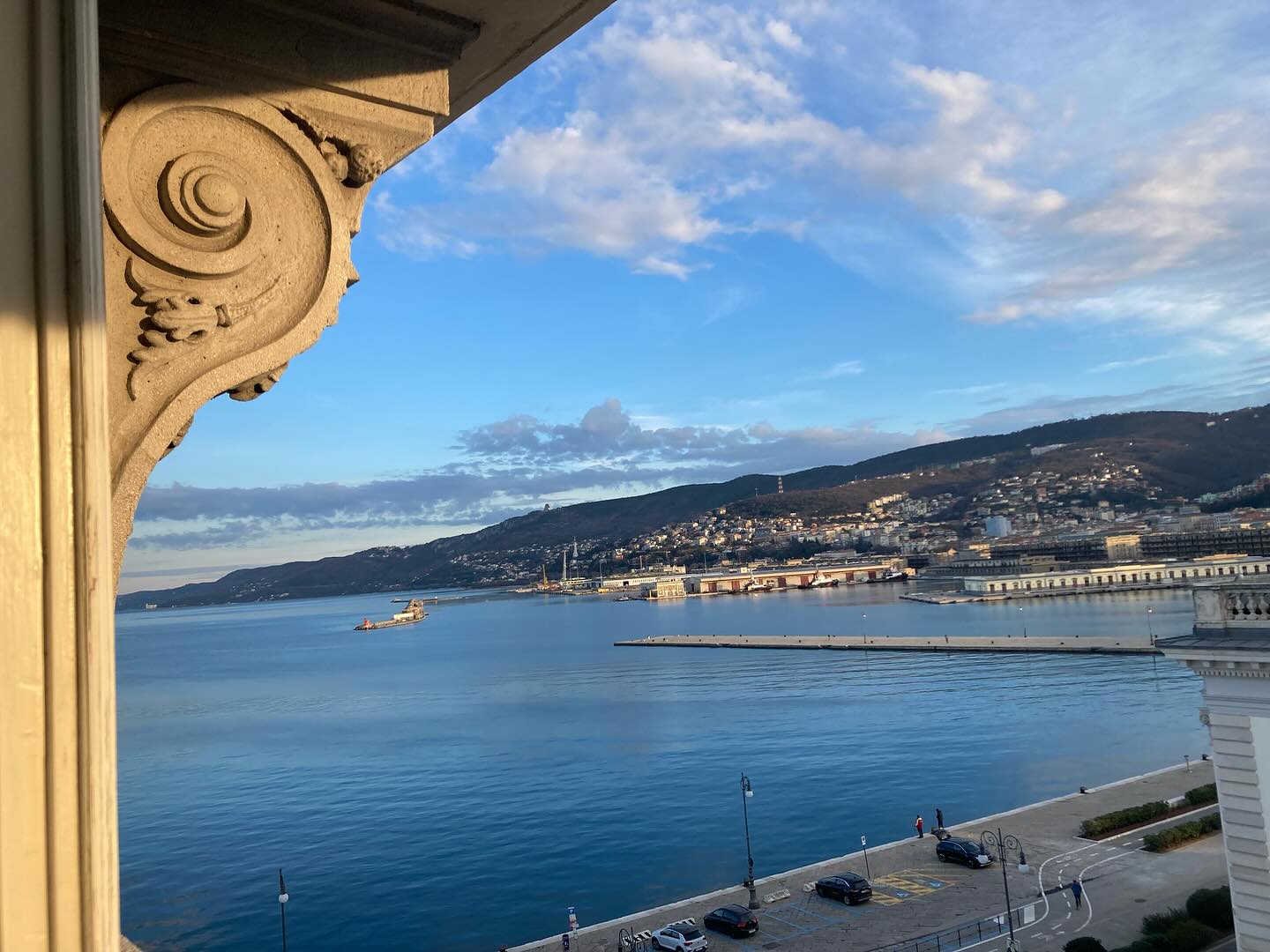 Buongiorno Trieste 🩵💙☕️ il suo mare dipinto di blu ⚓️e il suo divino caffè. Italians do it better 💚🇮🇹❤️no doubts 😂 #trieste #vivalitalia #italiancoffee #italiandoitbetter #lagrandebellezza #nelbludipintodiblu #italia @trespublicrelations