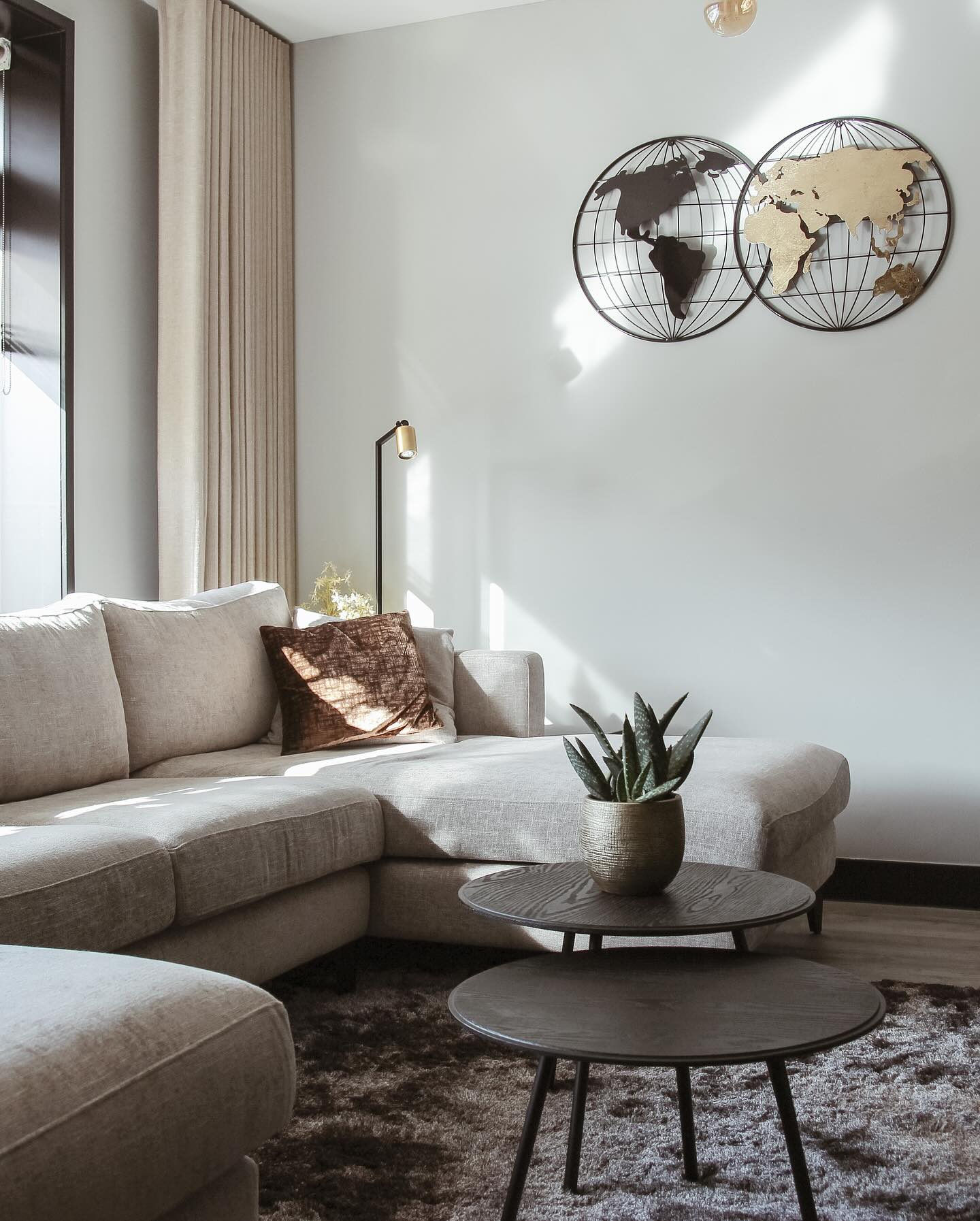 Stel je voor…
Nu de dagen korter en kouder worden en je mag nestelen in je eigen interieur.
Dat je interieur voelt als een warme deken. Waar je in alle rust kun neerploffen op die heerlijke bank.
Dit is waar een weldoordacht interieur voor zorgt. Niet alleen maar praktisch óf mooi maar beide: een plek die echt werkt.
Een fijne plek waar je kunt ontspannen of je geniet van de waardevolle momenten met familie en vrienden aan de keukentafel.
Dat is een interieur dat in alle elementen klopt!
Vind je het lastig om die balans te vinden? Dan kom ik graag eens langs. Ik help om van je huis een stijlvol geheel te maken waar
elke woonwens op zijn plek valt zonder consessies. Een thuis dat rust en eenheid uitstraalt.
We maken er samen iets moois van!
Deze klant koos voor een totaal interieuradvies met 3D ontwerp, personal shopping en afstyling.
Binnen een paar maanden zaten ze er zo bij. Gelukkig in hun nieuwe stijlvolle interieur waarin alle wensen werden vervuld.
Behang @tennapeldecokay
Meubels @marco_woonadviseur
Accessoires @yourdreamgifts