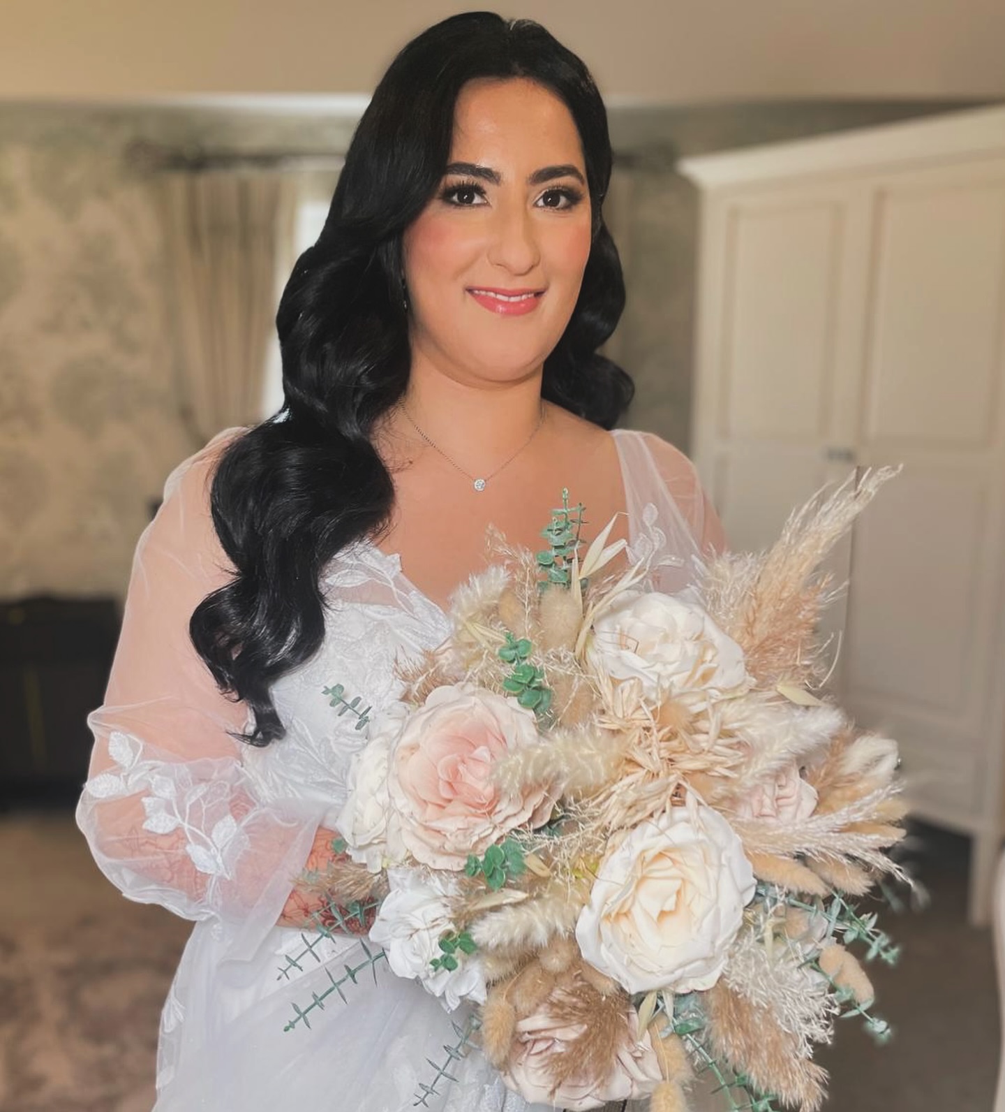 The beautiful Cadhla. 🤍✨
Cadhla booked me for the day to create 2 completely different bridal looks.
This was the second bridal look of the day for her reception, the first look being for her Indian ceremony in a colourful bridal outfit with her hair up.
SWIPE to see Cadhla’s contrasting morning bridal look ❤️. X
Hair & Makeup by me: @kerry_hairandmakeupartist
Dress: @carolinebaileybridal
Venue: @alrewashayes
#bridalmua #weddingmua #bridalhairandmakeup #westmidlandsmua #birminghammua #solihullmua #midlandsmua #bridalinspo #bridalinspiration #destinationmua #europemua