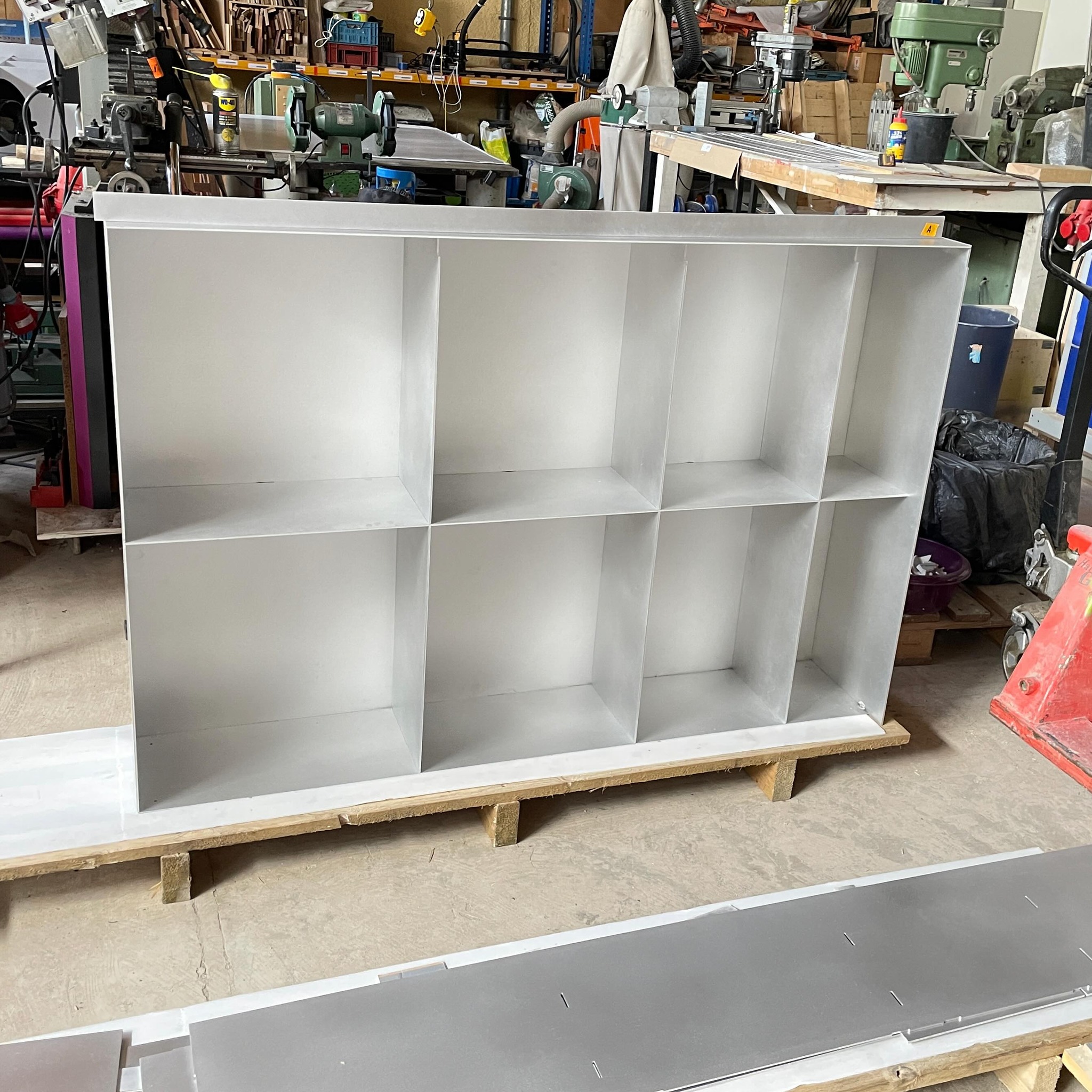Sanded aluminum shelf in the works. This is just one small section 😳.
In collaboration with @dutch_invertuals
#cabinet #aluminum #wip