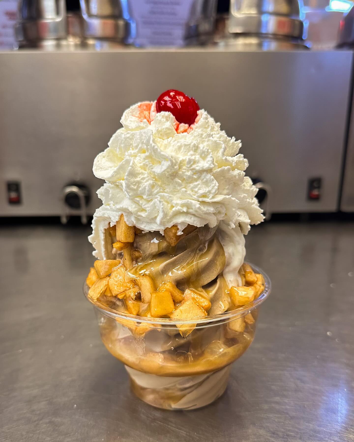 // Maple soft-serve & Cinnamon Apple Sundae🍁🍎 It’s really starting to feel like fall🙃
#ScoopsNMore #carmelny #icecream #yummy #summer #fall #autumn #hudsonvalley #upstateny