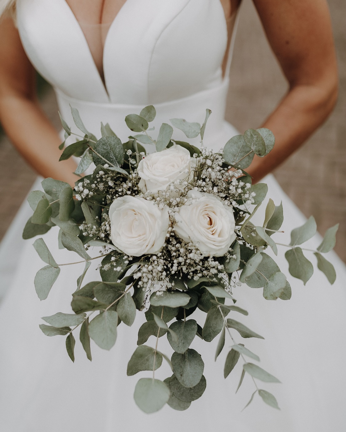 Happy Wedding Wednesday! Die Hochzeitssaison geht für mich so langsam in die Nebensaison und freue mich schon richtig eure Hochzeiten im kommenden Jahr! Ich verbringe meine Zeit aktuell mit der Fertigstellung der Hochzeitsbilder meiner Brautpaare, Kennenlernen-Gespräche für 2025 und mit Weiterbildung.
Auch nach so vielen Jahren in der Hochzeitsbranche ist es immer wieder spannend neue Konzepte, Strategien und Trends der kommenden Jahre zu entdecken. Neben den Hochzeiten möchte ich für 2025 auch weitere Projekte ins Rollen bringen die schon lange bei mir in Hinterkopf sind. Stay tuned!
Das Foto entstand auf einer Hochzeit beim Schloss Schöningen.