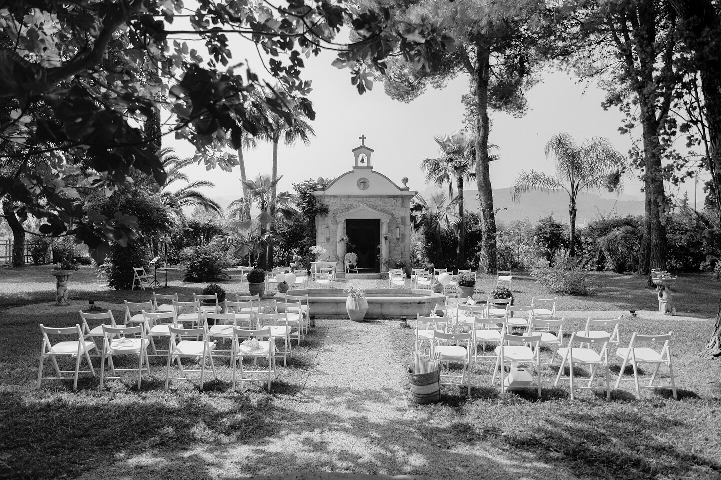 • Mallorca Wedding Recap • Philomena kenne ich seit meinem Studium und sie hat mich durch Zufall auf Facebook wiedergefunden und mich für ihre Hochzeit angefragt. Die beiden haben mit Familie und Freunden in der @finca.santa.lucia.mallorca geheiratet und an einer großen Tafel mitten in den Bergen zusammen ihre Liebe gefeiert. Begleitet wurde das ganze von @palma_events_mallorca @victoriaviolin1 @bostonbarrow_official und @madsmbj - ihr Kleid ist von @lavie.sposa Danke Philomena und Robin für diese wunderschöne Zeit in Binissalem.
Ich freue mich schon sehr auf die nächste Hochzeit auf Mallorca - Anfragen könnt ihr mich über meine Website.
#destinationweddingphotographer