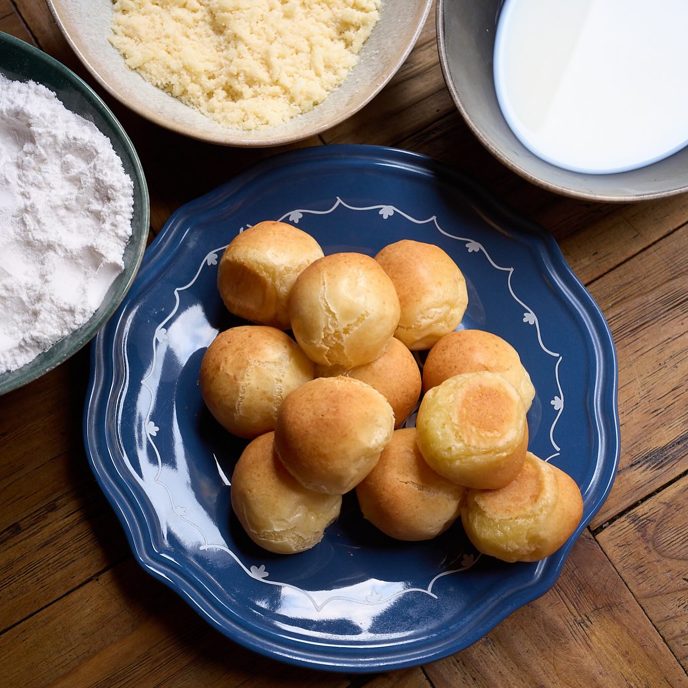 È arrivato settembre, e noi di Alma Latina vi accogliamo
con una nuova Tapas in carta: il Pan de Queso.
Un soffice bocconcino di pane di tapioca e formaggio,
caldo e fragrante.
Senza glutine e senza lattosio, come sempre.
Attenzione: è irresistibile.
#VivereSenzaGlutine #RistoranteSenzaGlutine #AlmaLatina
#sansalvario #senzalattosio
Ph @bethewam