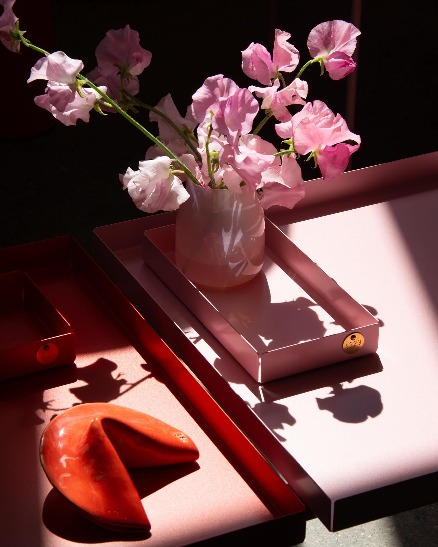 POI = POINT OF INTEREST
A PLACE FOR THINGS YOU DON’T WANNA LOSE. TRAYS & TABLES
Link in bio.
Each POI tray and table is numbered and unique: even the first tray produced received a small brass plaque as a counting mark – reminiscent of the analogue times of archiving.