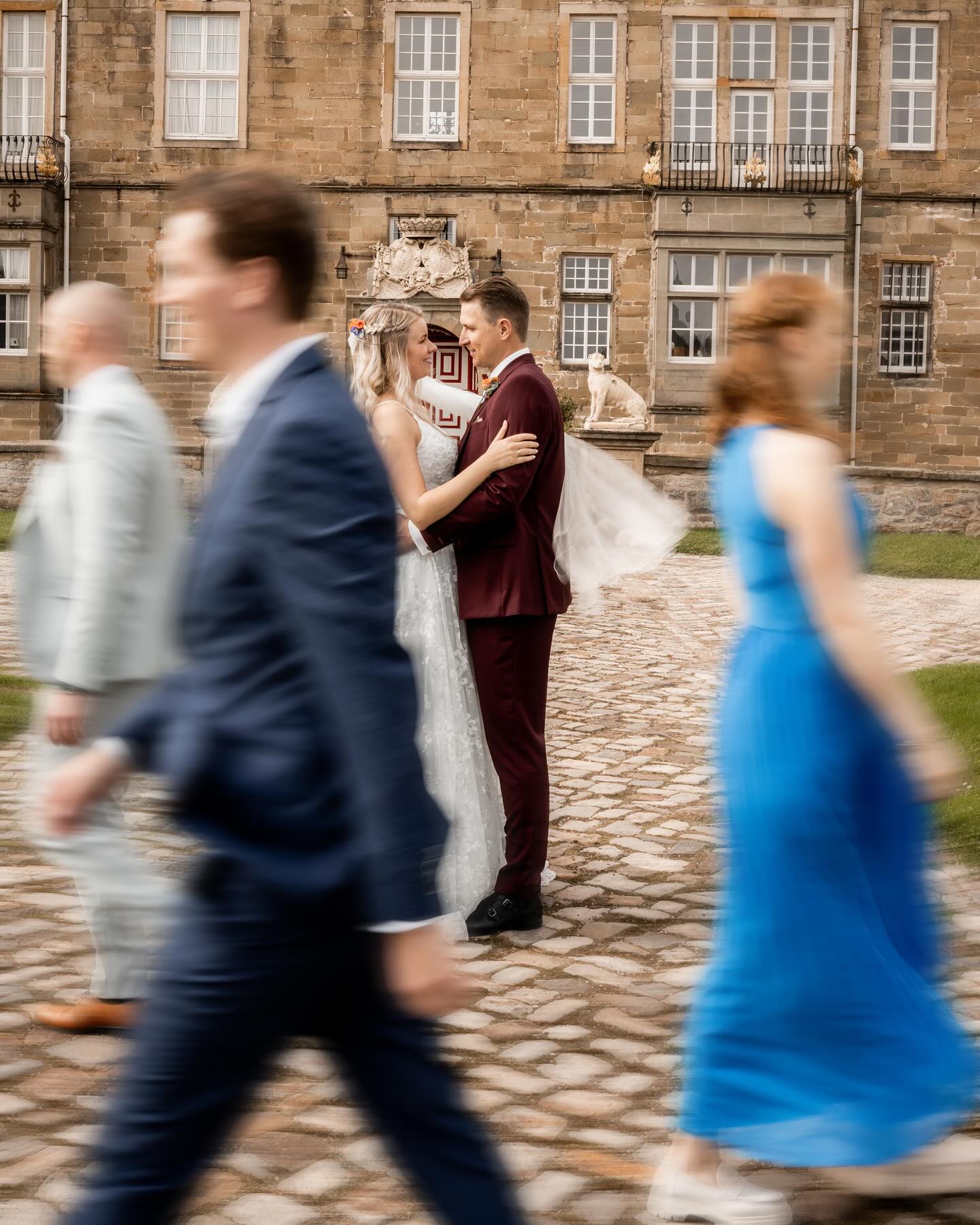 Wenn unscharfe Fotos dein neuer Style sind – weil Schärfe überbewertet ist. 🙃📸
#allesmussunscharfquatsch #TrendWahnsinn #MitmachenOderNicht #TrendFrustration #wirkönnenauchunscharf @genialfloral @julianhuegelmeyerentertainment @schloss.gesmold @hofhawighorst @lisa.grndrf @julius.grndrf