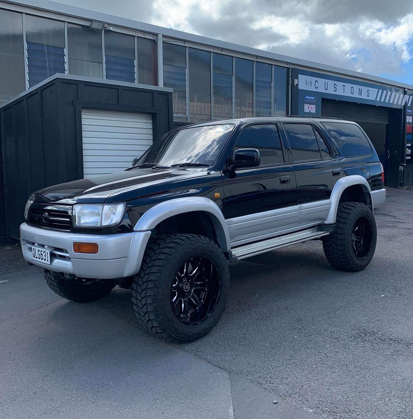 Transformed this nugget from nothing into something ✨ #twotone #toyotasurf #toyotahilux #toyota #4x4