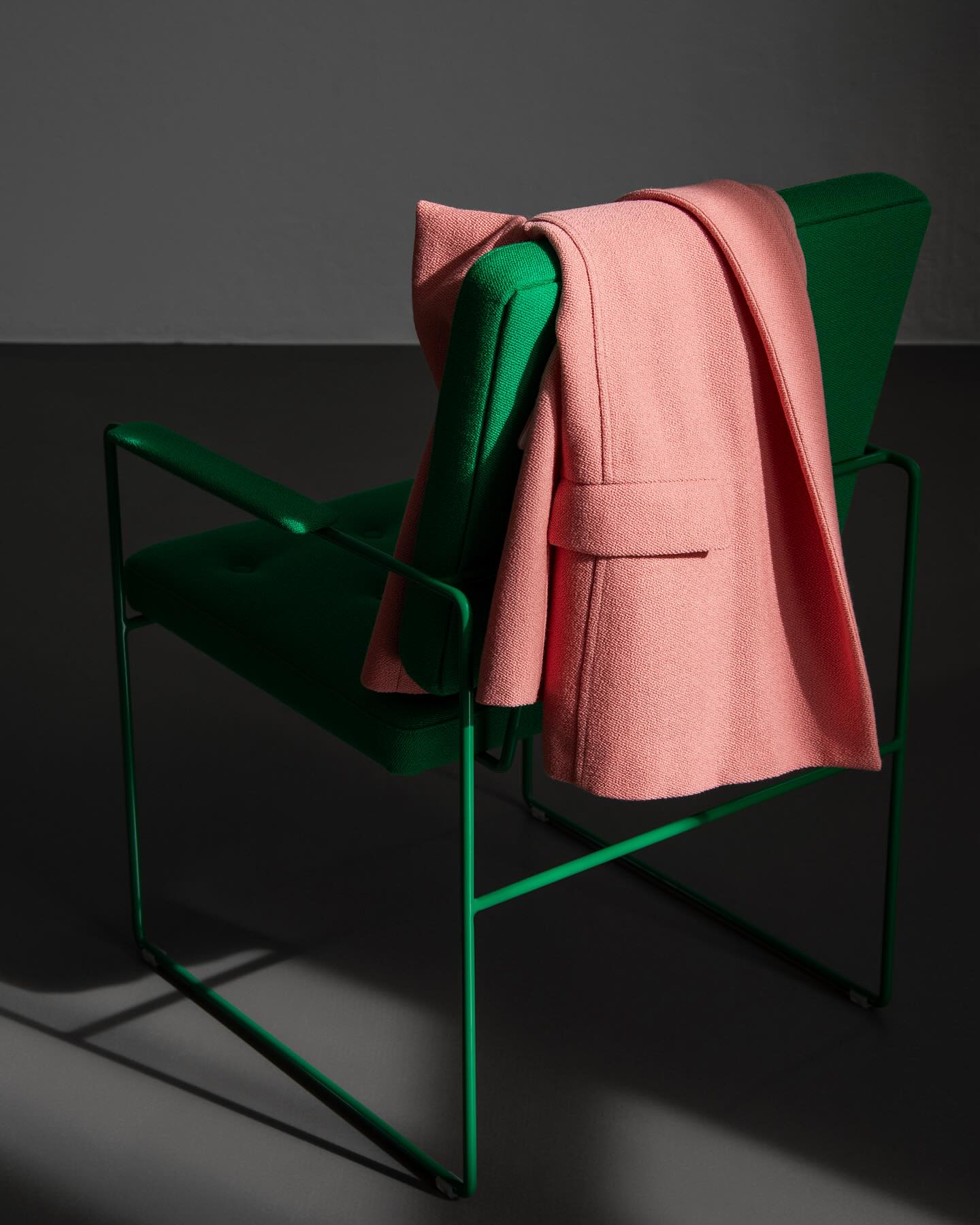 SWELL TIME ARM CHAIR IN GRASS GREEN
The slender frame hand made of round steel bars becomes the basis for the precisely crafted upholstery elements made of VIDAR 4 by Raf Simons for Kvadrat.