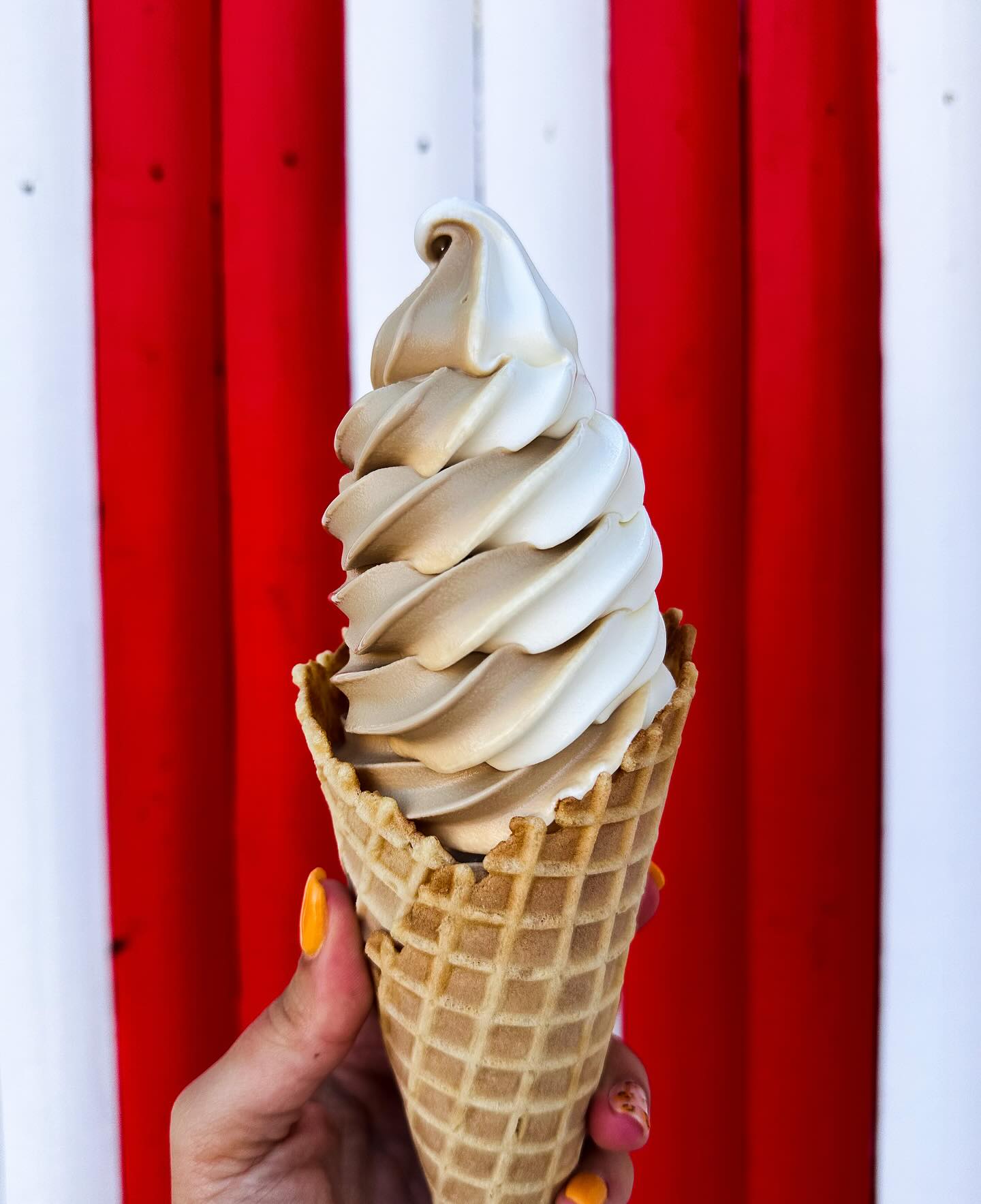 // A new soft-serve flavor has been chosen‼️Leaf it to Maple to be this awesome🍁 Twisted with Vanilla? Drowned in Hot Fudge? Or just a big cone of Maple ONLY? Which way do you like it best⁉️ Open until 9pm🍦
#ScoopsNMore #carmelny #icecream #icecreamcone #yummy #summer #fall #autumn #maple #softserve #hudsonvalley #upstateny