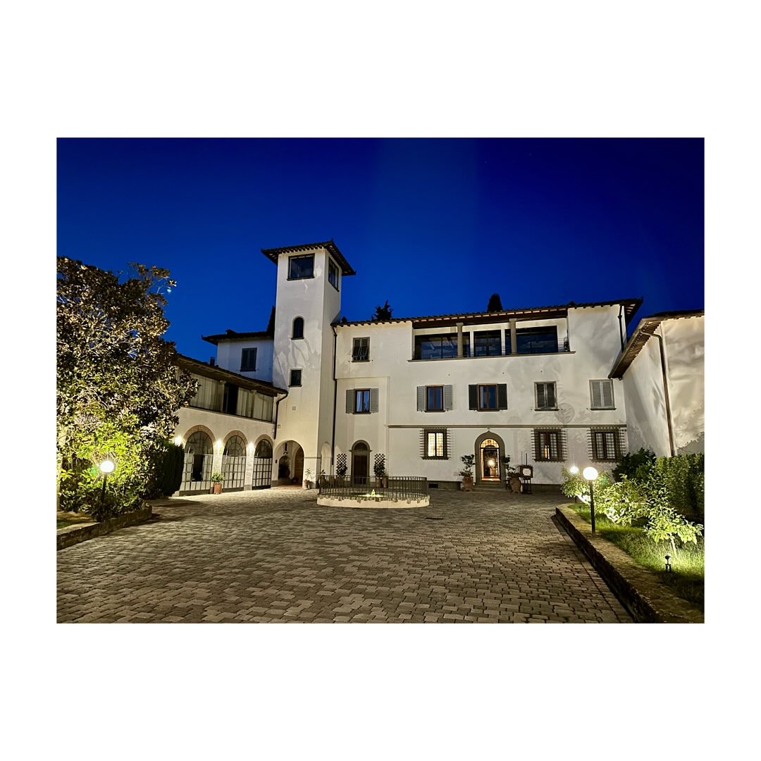 🇮🇹 Condividere le emozioni insieme a chi amiamo, ecco la magia di Villa Le Sorti ♥️
🇬🇧 Sharing emotions with those we love, this is the magic of Villa Le Sorti ♥️
.
.
.
#villalesorti #weddingvenue #wedding #location #locationeventi #weddingcake #weddingday #weddingdecor #weddingphotography #weddingstyle #weddingdesign #weddingphotographer #weddinglocation #locationmatrimonio #locationtop #weddingtime #giardinodegliagrumi #tuscanywedding #tuscany #italianwedding #weddingitaly #wedding2023 #lights #vintage #love #bynight