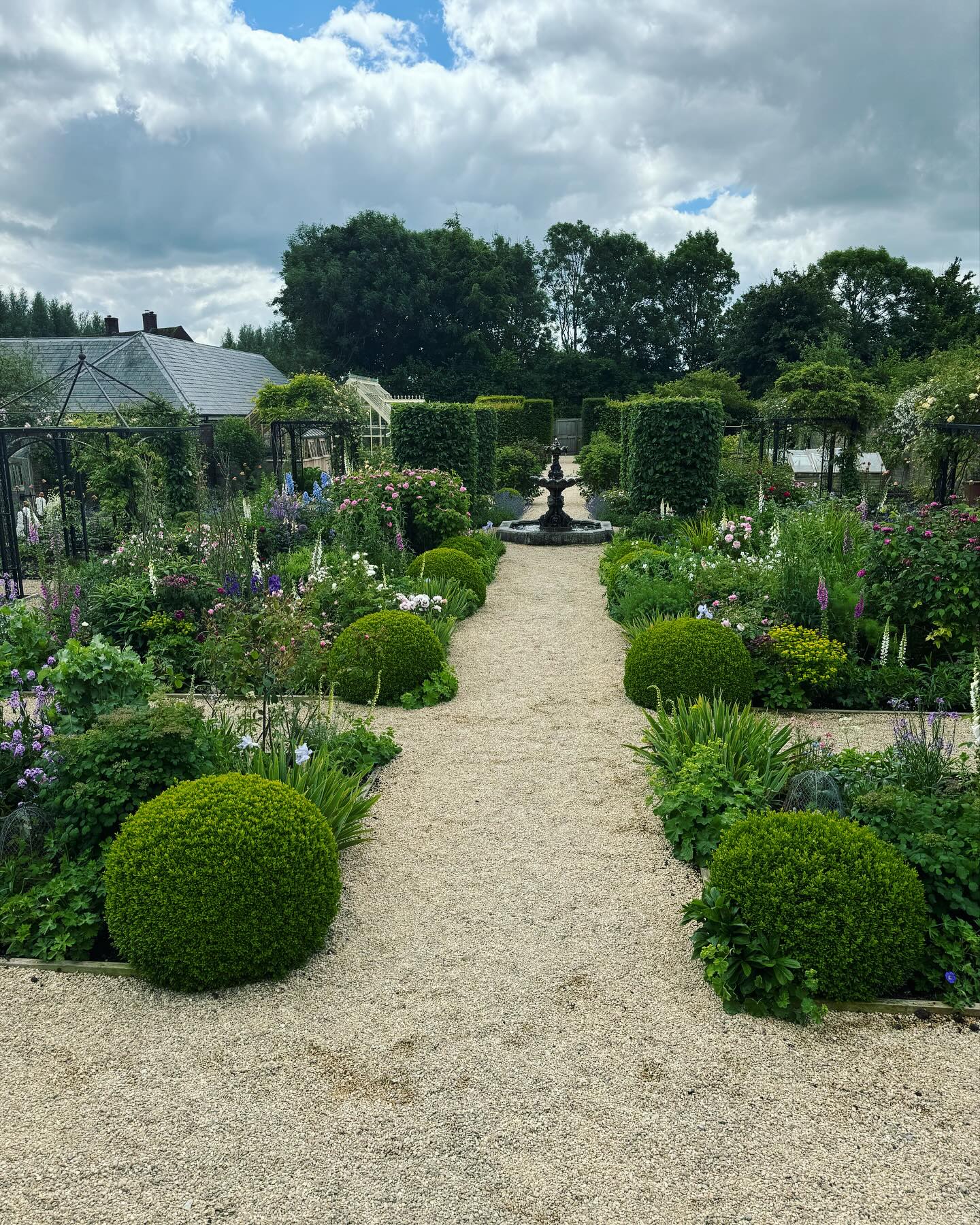 Glorious day @dorsetwalledgarden learning about scented pelargoniums with Randal Anderson. Truly inspirational on every level in a beautiful setting and Luke minded flower lovers #pelegoniums #plantpassions #florestry #dorsetwalkedgarden #everydaysalearningday #horticulturecourse #inspirationgarden