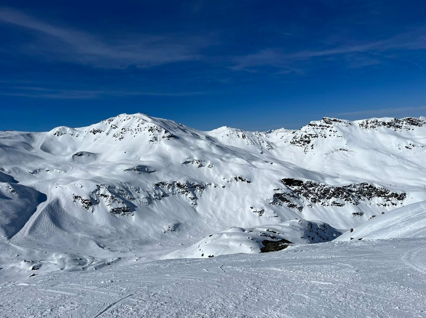 We never get tired of this view 😍♥️ #ski #les3vallees #frenchalps #alps #chaletmenor #cateredchalet #meribel
