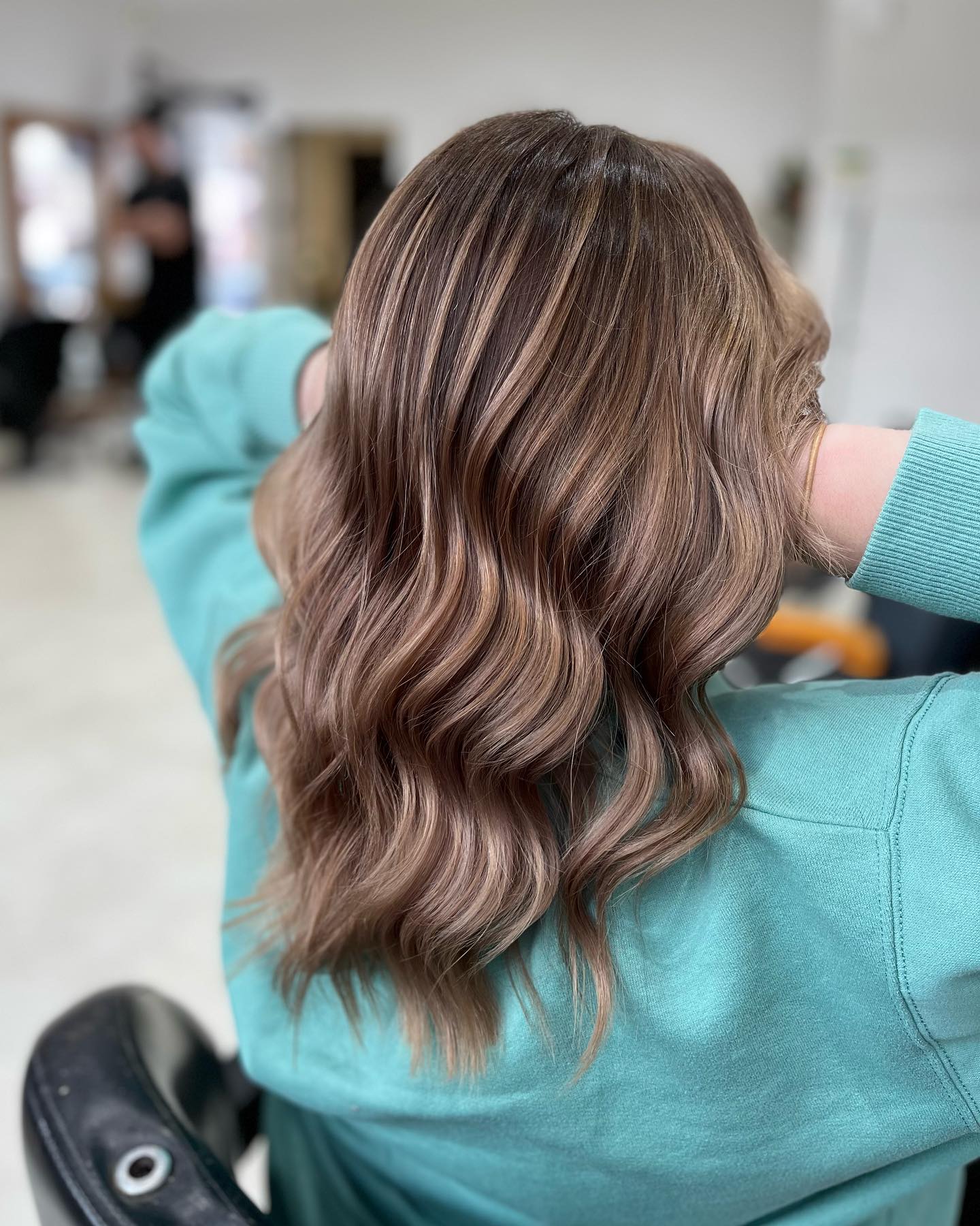Reverse balayage on our lovely guest 🤎
Don't let allergies get in the way of your hair goals ✨
Elumen hair colour is a great option to whom is allergic to ammonia and PPD
Swipe to see the before picture 👉
Hair done by Mariah✨
#elumengoldwell #kmshair #goldwelluk #reversebalayage #beforeandafterhair