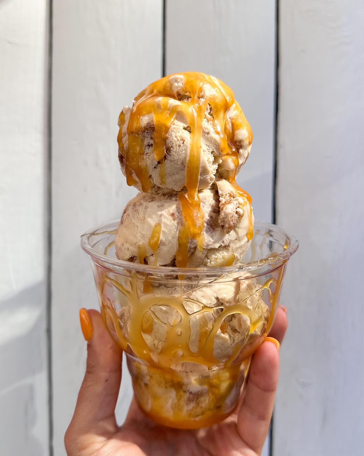 // Cider Mill is like Autumn in a cup (or cone)🍎🍂 This yummy fall flavor is Apple Cider based ice cream with cinnamon swirls & doughnut pieces😛 We added a little Butterscotch for that extra pizzazz‼️Open until 9pm!
#ScoopsNMore #icecream #yummy #summer #fall #autumn #upstateny #hudsonvalley #carmelny