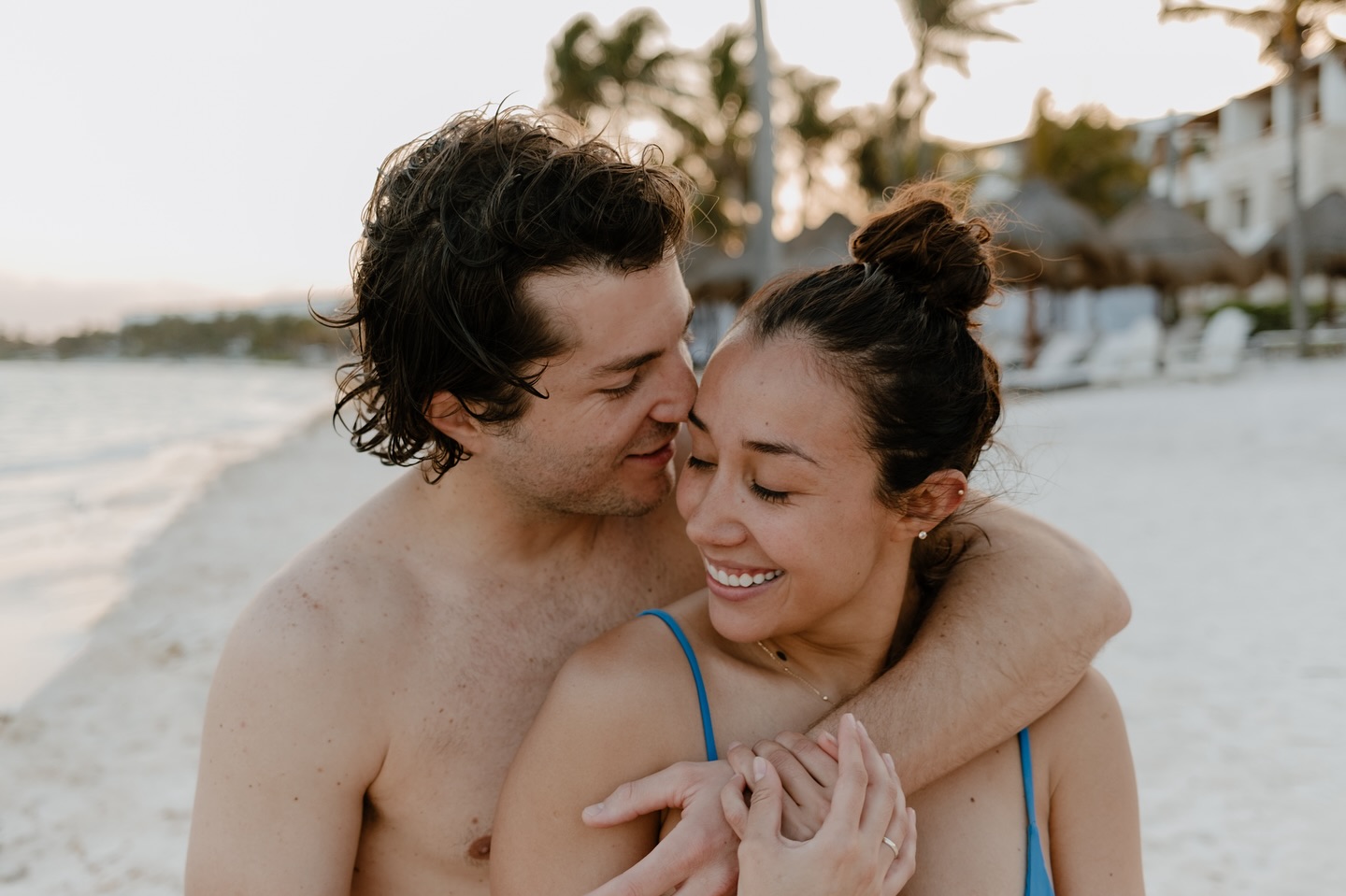 Vacation Mood - ON - Die Bilder sind Anfang des Jahres in Mexiko entstanden. Meine erste Fernreise und voll mit wunderschöner Natur und beeindruckenden kulturellen Momenten. In Akumal Beach haben wir tagsüber mit Schildkröten geschnorchelt und abends habe ich diese beiden fotografiert. 🐢🥽
Während ihr das hier gerade anschaut… sitze ich auf einem Segelboot in Griechenland und erhole mich etwas von der Hochzeitssaison. Danach gehts wieder weiter mit den letzten Hochzeiten und einer Menge Bildbearbeitung. Im Herbst wird es erst mal etwas ruhiger und ich habe wieder mehr Zeit für meine weiteren Projekte. Wie ihr ja wisst begleite ich die Paare und Familien oft fortlaufend und in der Nebensaison fotografiere ich auch sinnliche Boudoirfotos. Die Termine dafür sind ab November möglich.
