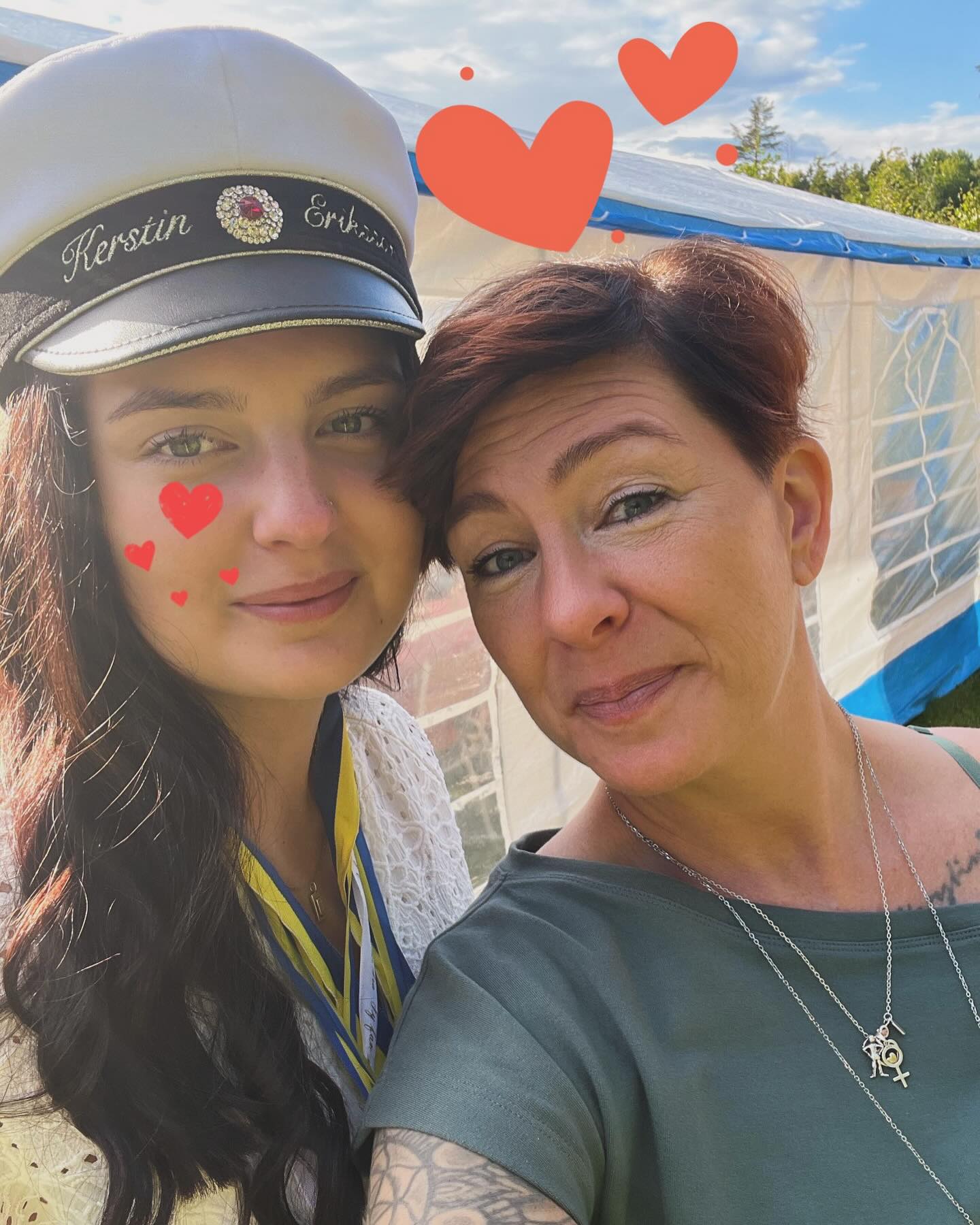 Hur blev jag, och När blev jag, en sån person som har en unge som i fredags tog studenten.
Det är ju inte klokt. Men sant.
Hon är den finaste människan jag känner.
I torsdags fyllde hon 19, och allt är kvar.
Livet väntar på henne. ❤️
En ny tid stundar. För våra små som blivit stora.
Och för oss, som är föräldrar till unga vuxna barn.
Jag vilar tryggt i, att det som sker det sker.
Det som ändå är bortom vår kontroll, lägger jag så lite vikt vid som möjligt.
Och det är bitvis väldigt mycket lättare sagt än gjort.
(Och alla goda ting är tre. Födelsedag. Student.
Och nu godkänd ansökan om förlängd utsluss/eftervård för lillebror.
Han är 70 mil bort.
Och blir kvar ett tag till. Både 70 mil bort. Och kvar i livet ❤️)
Tack livet för medvind 🙏🏼
#samtalsterapisundsvall