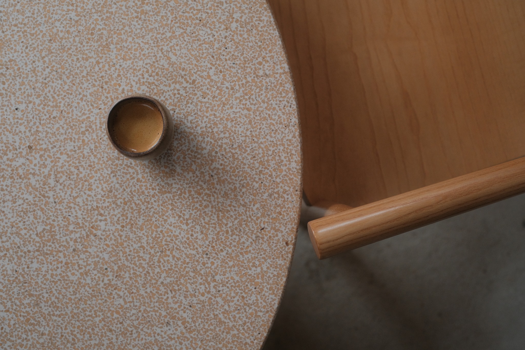 A Sustainable Statement in Design
Designed with intention and crafted from reclaimed olive pits, we try to prove that sustainability can be striking. This innovative surface material blends organic textures with a contemporary sensibility, creating the perfect canvas for thoughtful interiors.
Pictured here, the warm, speckled tones of Koukoutsi bring quiet elegance to a minimalist corner — a harmonious dialogue between craftsmanship and nature.
Why Koukoutsi?
• Made from upcycled natural materials
• Versatile, durable, and visually timeless
• Designed to honor sustainability and style
Koukoutsi isn’t just a material; it’s a conversation starter for conscious living.
Would you incorporate this eco-friendly beauty into your next project? Tell us how in the comments below.
Σχεδιασμένο με πρόθεση και κατασκευασμένο από κουκούτσι ελιάς, προσπαθούμε να αποδείξουμε ότι η βιωσιμότητα μπορεί να είναι εντυπωσιακή. Αυτό το καινοτόμο υλικό επιφάνειας συνδυάζει οργανικές υφές με σύγχρονη αισθητική, δημιουργώντας τον ιδανικό καμβά για προσεγμένα εσωτερικά περιβάλλοντα.
Στη φωτογραφία, η ζεστή απόχρωση του Koukoutsi προσδίδει διακριτική κομψότητα σε μια μινιμαλιστική γωνιά — ένας αρμονικός διάλογος ανάμεσα στην τέχνη της κατασκευής και τη φύση.
Γιατί να επιλέξετε Koukoutsi;
• Κατασκευασμένο από ανακυκλωμένα φυσικά υλικά
• Πολυχρηστικό, ανθεκτικό και διαχρονικό
• Σχεδιασμένο για να τιμά τη βιωσιμότητα και το στυλ
Το Koukoutsi δεν είναι απλώς ένα υλικό· είναι η αρχή μιας συζήτησης για τη συνειδητή διαβίωση.
Θα ενσωματώνατε αυτή την οικολογική ομορφιά στο επόμενο σας project; Πείτε μας πώς στα σχόλια παρακάτω!
Photography: @george_komvokis
#BuySustainable #ShopEcoFriendly #SustainableStyle #EcoChicInteriors #EcoMaterialsForSale #EcoDesignTrends #DesignWithPurpose #KoukosDeLab #HandcraftedDesign #Koukoutsi #sustainablematerials #sustainabledesign #sustainability #ArchitecturalDigest #SustainableDesign #EcoLuxury #Koukoutsi #DesignDetails #EcoChic #MinimalistInteriors #DesignWithPurpose