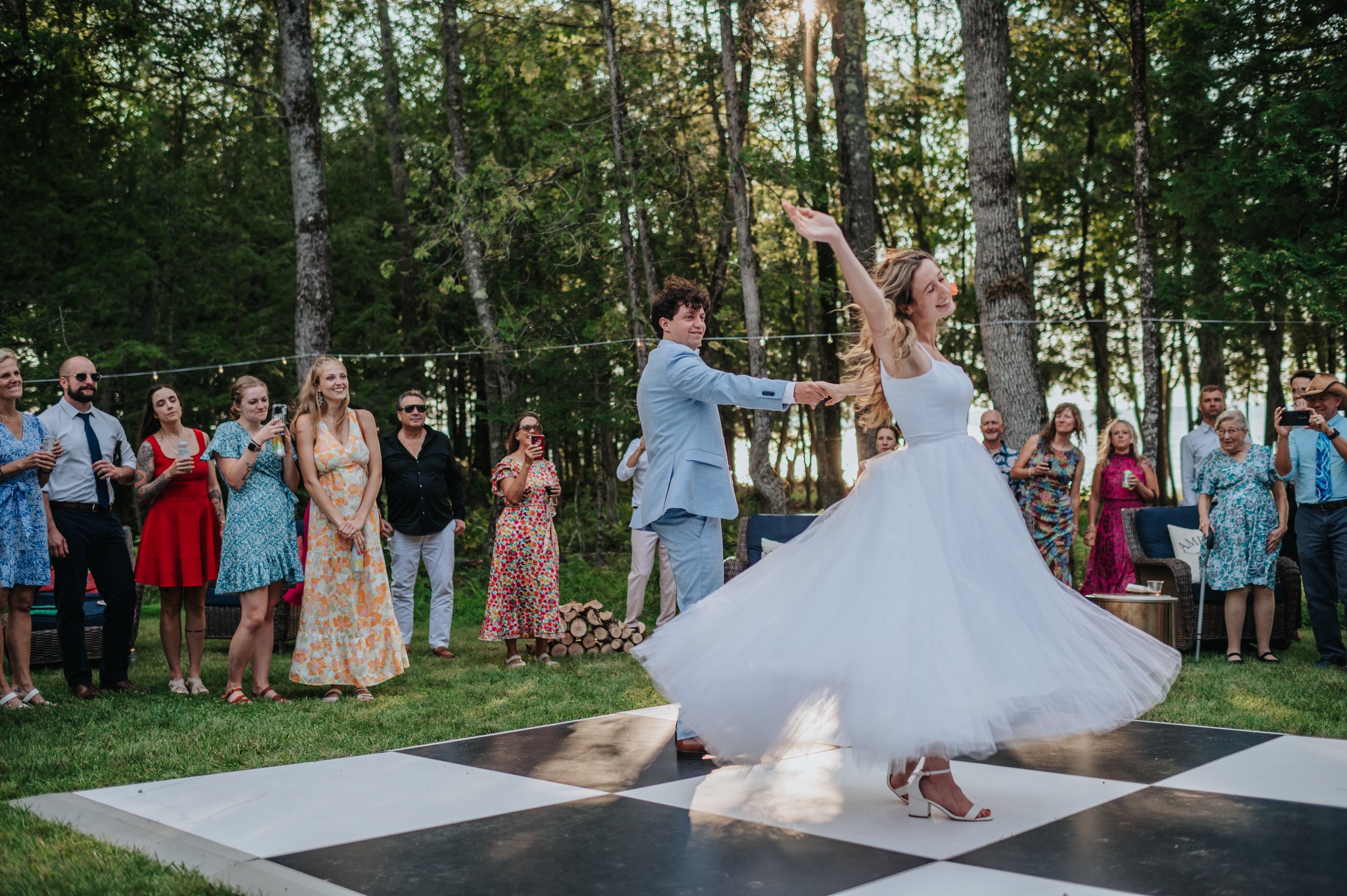La première danse, en France se fait souvent aux alentours de 22 heures, après le début du repas. Aux USA comme pour ce mariage, c'était directement après la cérémonie. Je dois dire que je préfère vraiment cette version :D
Avec le soleil couchant, en plein milieu de cette forêt du Maine, c'était vraiment parfait 🥰