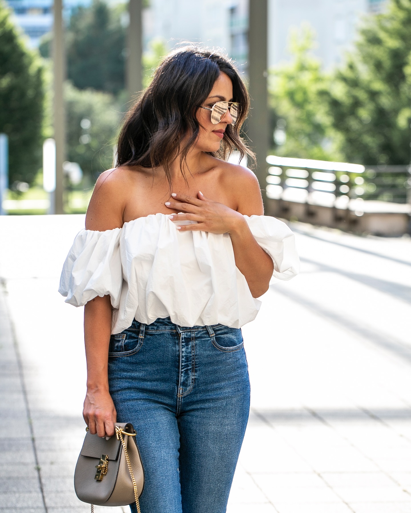 Imádom a nyitott vállú felsőket és ruhákat nyárra, főleg fehérben.🤍 Ez nálam a szezon egyik alapdarabja. I love a good off-shoulder top (or dress) in white.🤍😉 #stylist #personalshopper #fashion #offshoulder #wardrobestylist #ootd #style #stradivarius