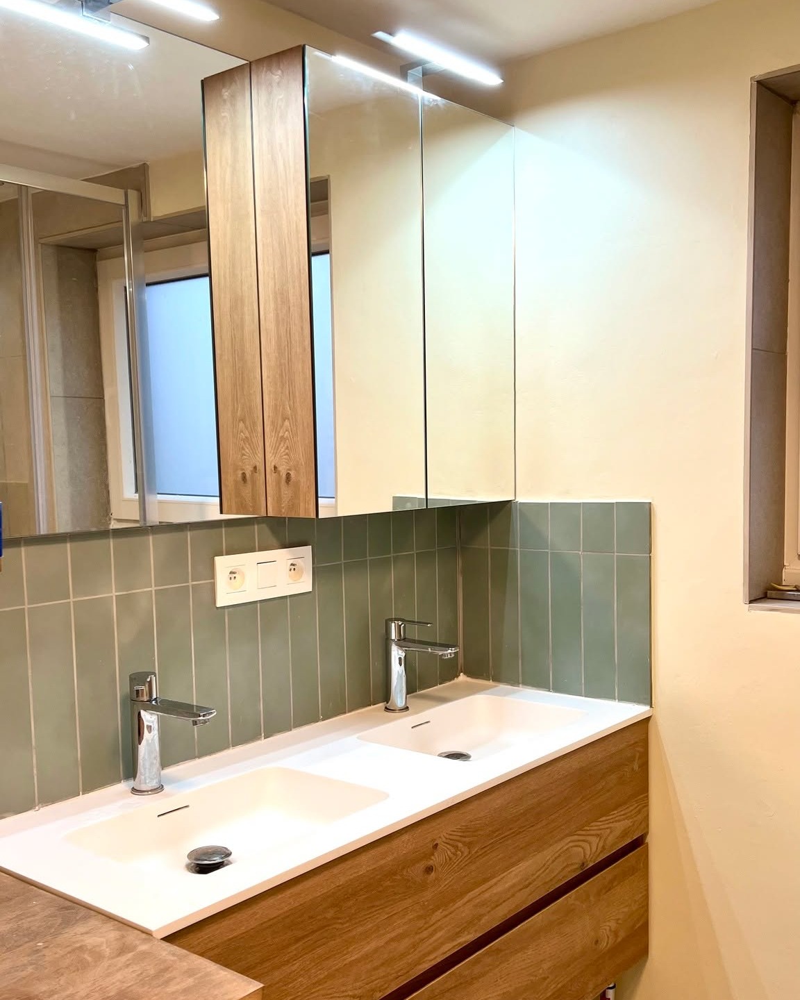 ✨ 𝗣𝗿𝗼𝗷𝗲𝘁 𝗦𝗮𝗹𝗹𝗲 𝗱𝗲 𝗗𝗼𝘂𝗰𝗵𝗲 𝗟𝗶𝗺𝗲𝗹𝗲𝘁𝘁𝗲 🚿
Rénovation complète pour cette salle de douche familiale ! 🌟
Avec l’arrivée de leur 3ᵉ enfant, mes clients souhaitaient 𝗼𝗽𝘁𝗶𝗺𝗶𝘀𝗲𝗿 𝗹’𝗲𝘀𝗽𝗮𝗰𝗲, résoudre des problèmes de fuites et créer une pièce 𝗽𝗹𝘂𝘀 𝗹𝘂𝗺𝗶𝗻𝗲𝘂𝘀𝗲 𝗲𝘁 𝗮𝗴𝗿𝗲́𝗮𝗯𝗹𝗲 𝗮̀ 𝘃𝗶𝘃𝗿𝗲!
👉 𝗖𝗲 𝗾𝘂𝗲 𝗻𝗼𝘂𝘀 𝗮𝘃𝗼𝗻𝘀 𝗳𝗮𝗶𝘁 :
Réagencément de la pièce pour plus de praticité et d’ergonomie 🛠️.
La douche et le lave-linge conservent leurs emplacements pour des raisons techniques.
✅ 𝗟𝗲𝘀 𝗽𝗲𝘁𝗶𝘁𝘀 + 𝗾𝘂𝗶 𝗰𝗵𝗮𝗻𝗴𝗲𝗻𝘁 𝘁𝗼𝘂𝘁 :
🔸Meuble double vasque pour le confort de toute la famille
🔸Armoire à pharmacie discrète pour plus de rangement
🔸Grand miroir pour agrandir visuellement la pièce
🔸Étagères de rangement au-dessus du lave-linge pour un espace optimisé
🎨 𝗟𝗲𝘀 𝗰𝗼𝘂𝗹𝗲𝘂𝗿𝘀 𝗰𝗵𝗼𝗶𝘀𝗶𝗲𝘀:
🌿 𝗩𝗲𝗿𝘁 𝗱𝗼𝘂𝘅 pour une ambiance relaxante et apaisante
☀️ 𝗝𝗮𝘂𝗻𝗲 𝗹𝘂𝗺𝗶𝗻𝗲𝘂𝘅 pour une touche de bonne humeur et de chaleur
Résultat ? Une salle de douche fonctionnelle, lumineuse et pleine de vie pour cette famille grandissante 🏡💛
Qu’en pensez-vous ? Vous aimeriez aussi transformer votre salle de bain ? ✨
#RénovationSalleDeBain #AménagementIntérieur #ProjetDeAàZ #DesignFonctionnel #SalleDeDoucheFamiliale #architecteinterieur #rénovation