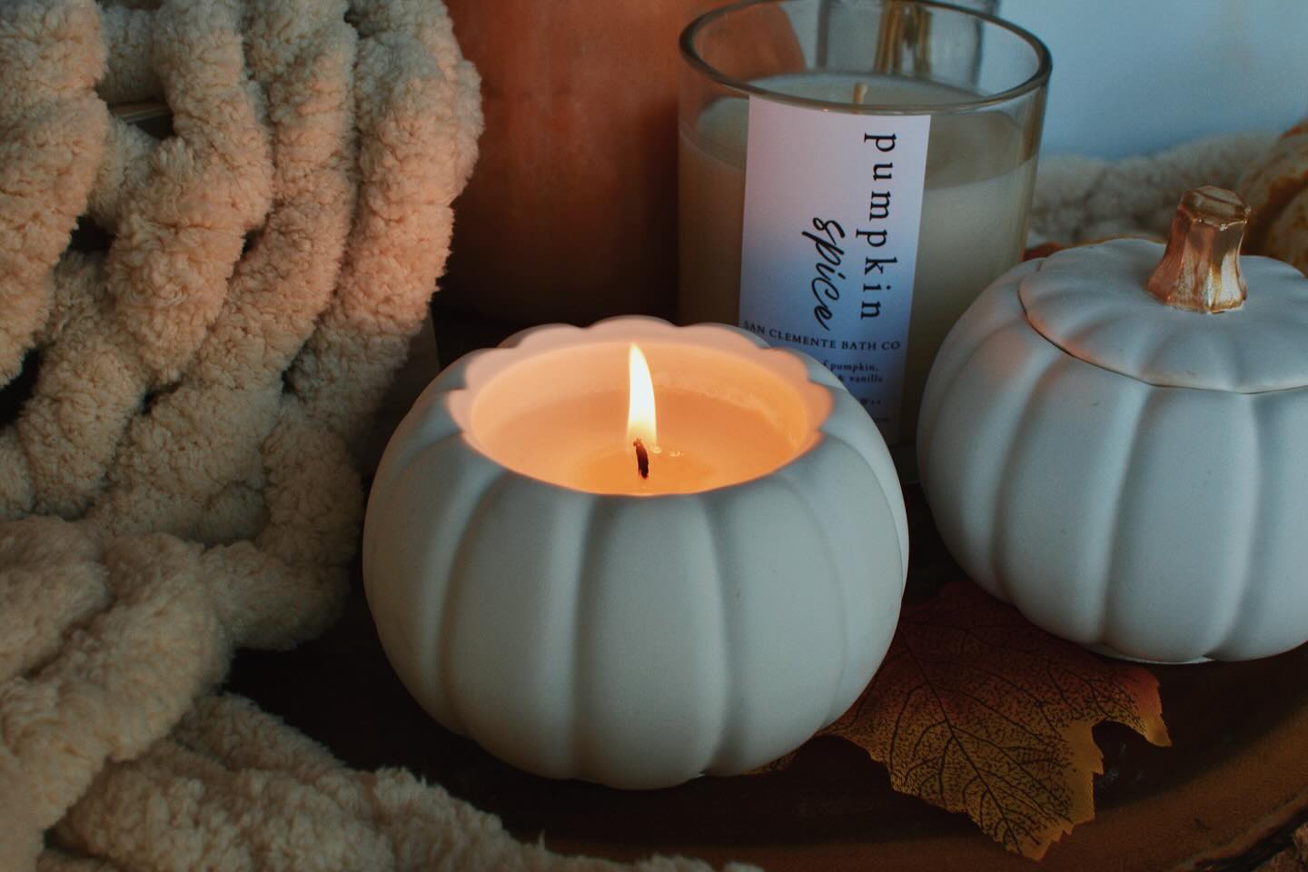 cooler days ahead mean fall candles are being lit in our home 🕯️🔥
this delicate pumpkin ceramic candle is the home decor piece you need for the fall season - when lit you’ll be surrounded by the aroma of freshly picked apples, hint of warm, sweet cider and cinnamon sticks 🍂