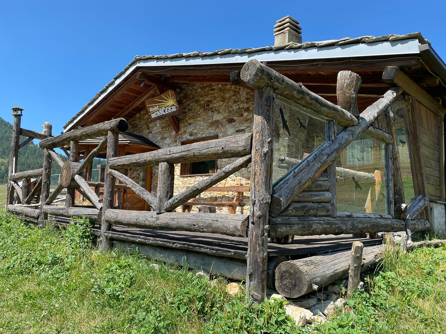 🌞SIAMOTORNATI🌞
Da domani Sabato 27 luglio siamo aperti ai nostri soliti orari.
☕️🥪🧃🍻snack bar 09h00-17h00
🥗🍔🍨🥂pranzo 12h00-15h00
CON PRIORITÀ ALLE PRENOTAZIONI
🍝🧀🍷cena SOLO SU PRENOTAZIONE
Tel. 0122878520
Mail. info@chaletmonsoleil.it
☀️vi aspettiamo ☀️
#chaletmonsoleil #estateinmontagna
#claviere #solocosebuone @visit_claviere @turismovialattea @turismotorino @montgenevre