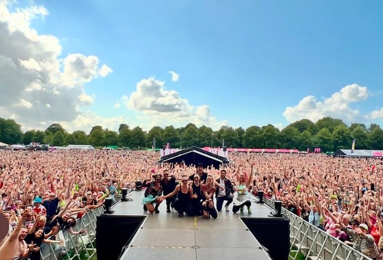 A great summer with the queen @anastaciamusic and a lovely team 🏄🏻♂️