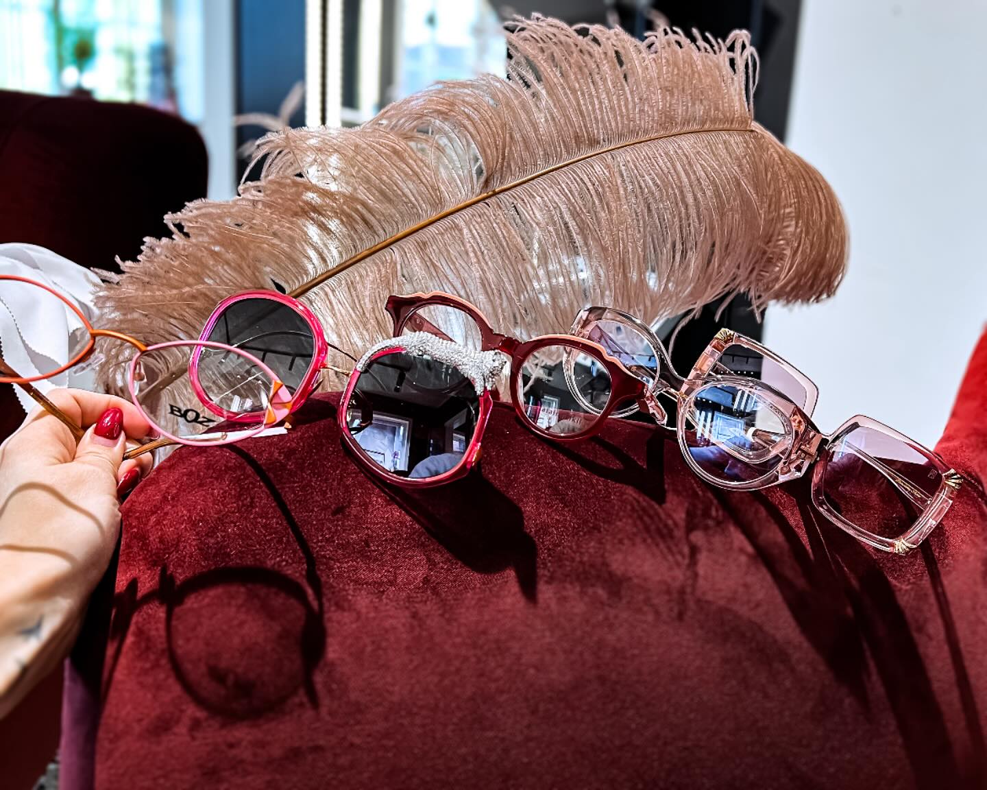 Dom kommer i alla former och storlekar — både boobsen och bågarna.
Under oktober månad skänker vi 100kr per såld båge till Bröstcancerförbundet.
Tillsammans stöttar vi kampen 🩷