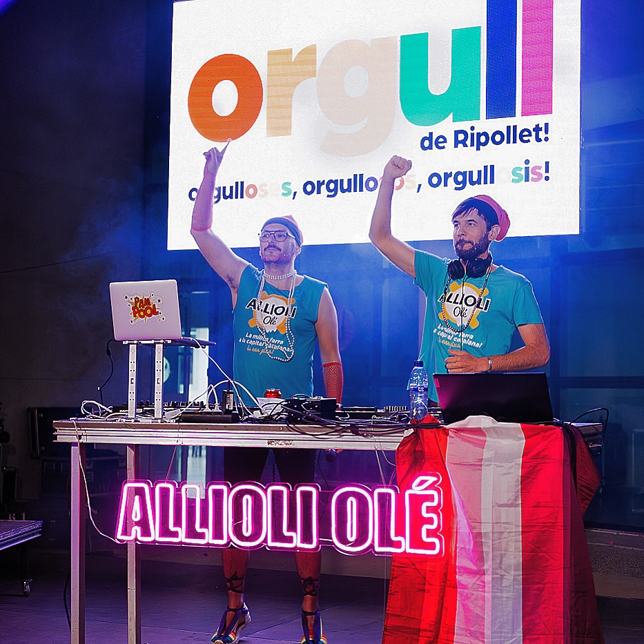 Els nostres @dj.joangi & @dijeipampool sempre estan a punt de repartir hits amb samfaina allà on van!
Apunta’t la resta de dates de la nostra gira d’estiu 2️⃣0️⃣2️⃣4️⃣
🔸MATARÓ
Dissabte 27 de juliol
▫️C. PROGRÉS
Dissabte 17 d’agost
▪️C.PROVIDÈNCIA
Dilluns 19 d’agost
🔹VILOBÍ DEL PENEDÉS
Dimarts 20 d’agost
🔸C. SAGUNT
Divendres 30 d’agost
Quina cançó no pot faltar?👇🏽et llegim als comentaris!
Us hi esperem amb les aixelles ben amunt 🙌🏻 perquè ens doneu tot el vostre allioli i omplir de color 🏳️🌈🫶🏼🏳️⚧️ tots els racons de Catalunya!
VINE A LA FESTA‼️🎉💃🏻
📸 @g.a.l.d.r.i.c