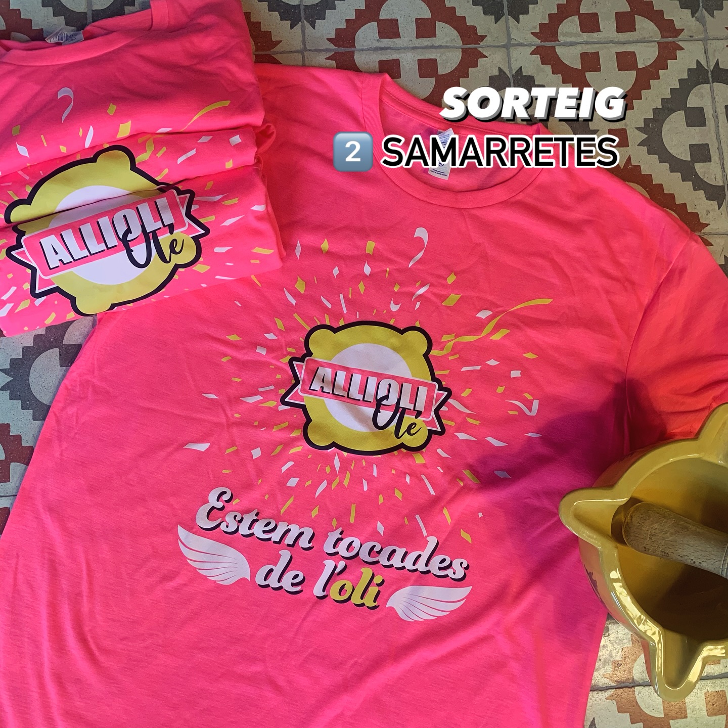 Atenció! SORTEIG de 2️⃣ samarretes per trencar la pana amb el nou disseny de la gira d’estiu SAMFAINA!
Requisits per participar-hi:
🔸 Segueix-nos @allioliole‼️
🔹 Dóna-li un súper M’AGRADA 💖
🔸 Etiqueta amb qui vols venir aquest agost 🔅 en els comentaris d’aquest post i també ens ha de seguir 😜
🔹 Comparteix a les teves stories per aconseguir un punt extra! 🫶🏼
Així de fàcil per aconseguir una samarreta alliolera. Tens temps fins el 20 d’agost!
Estem tocades de l’oli🪽
👨🎨 @misterandreu