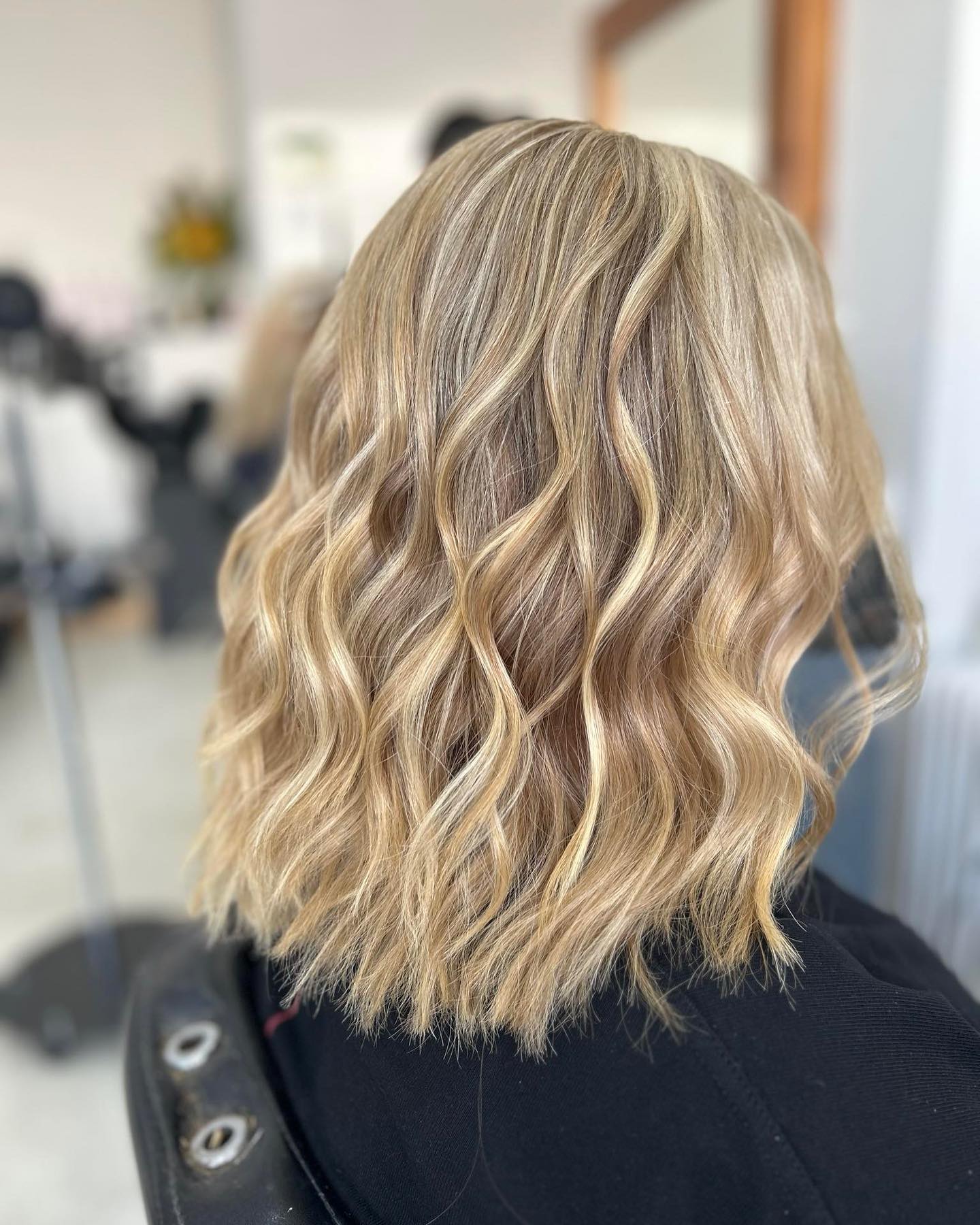 🌻Stunning transformation today 🌻 👉swipe to see the before picture 👉 💛Hair done by Emily 💛 #kmshair #goldwelluk #beforeandafterhair #blondehair #warmtonedhaircolor