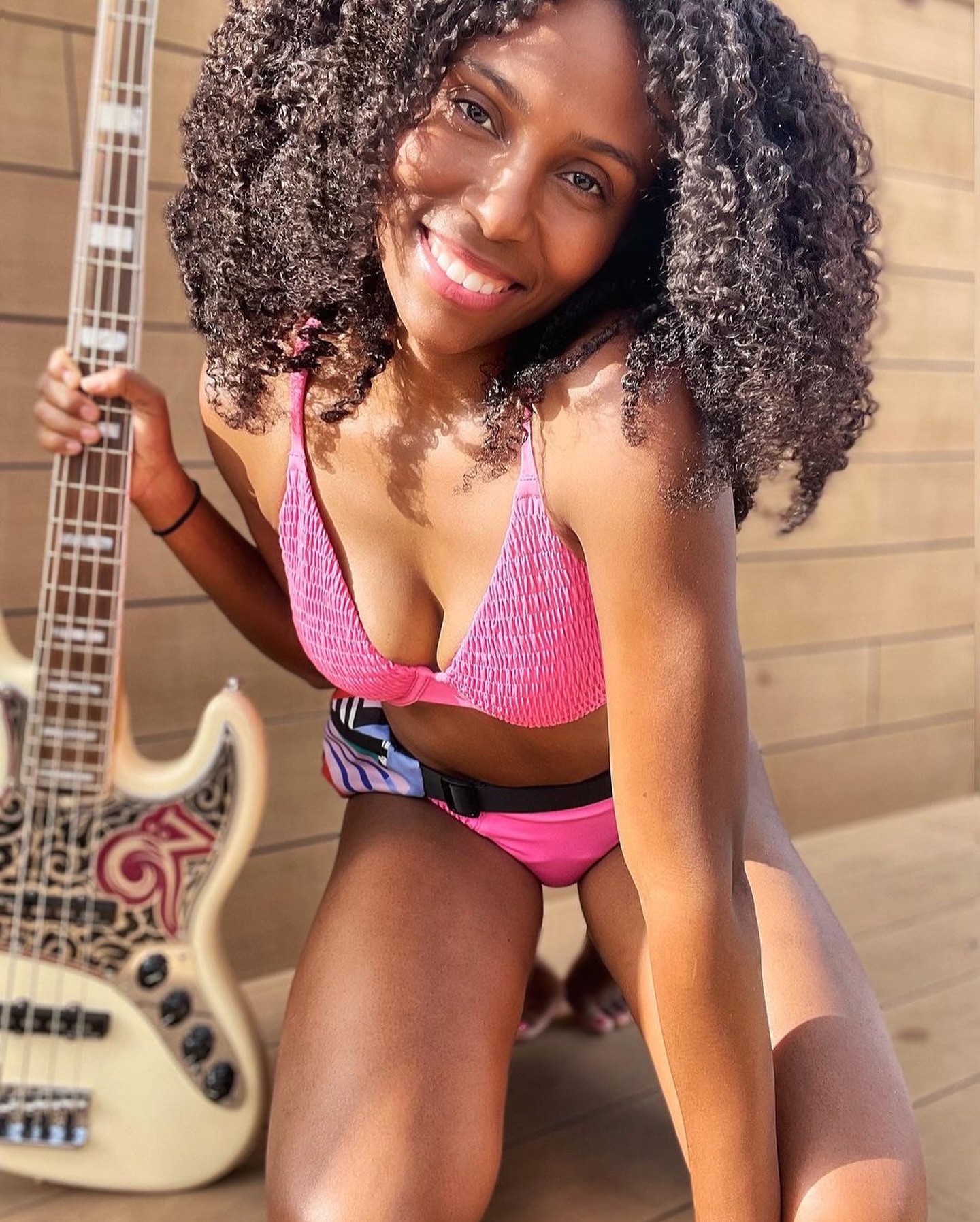 Summertime can’t be without Bass Guitar. Best combination comes from @nikwestbass #nikwest #nikwestbass @alperiouspickguard #alperiouspickguard #summer #female #bassplayer #femalebassist #music #musician #guitarpickguard #pickguard #jazzbass #fender #fenderjazzbass #singersongwriter #femalemusician