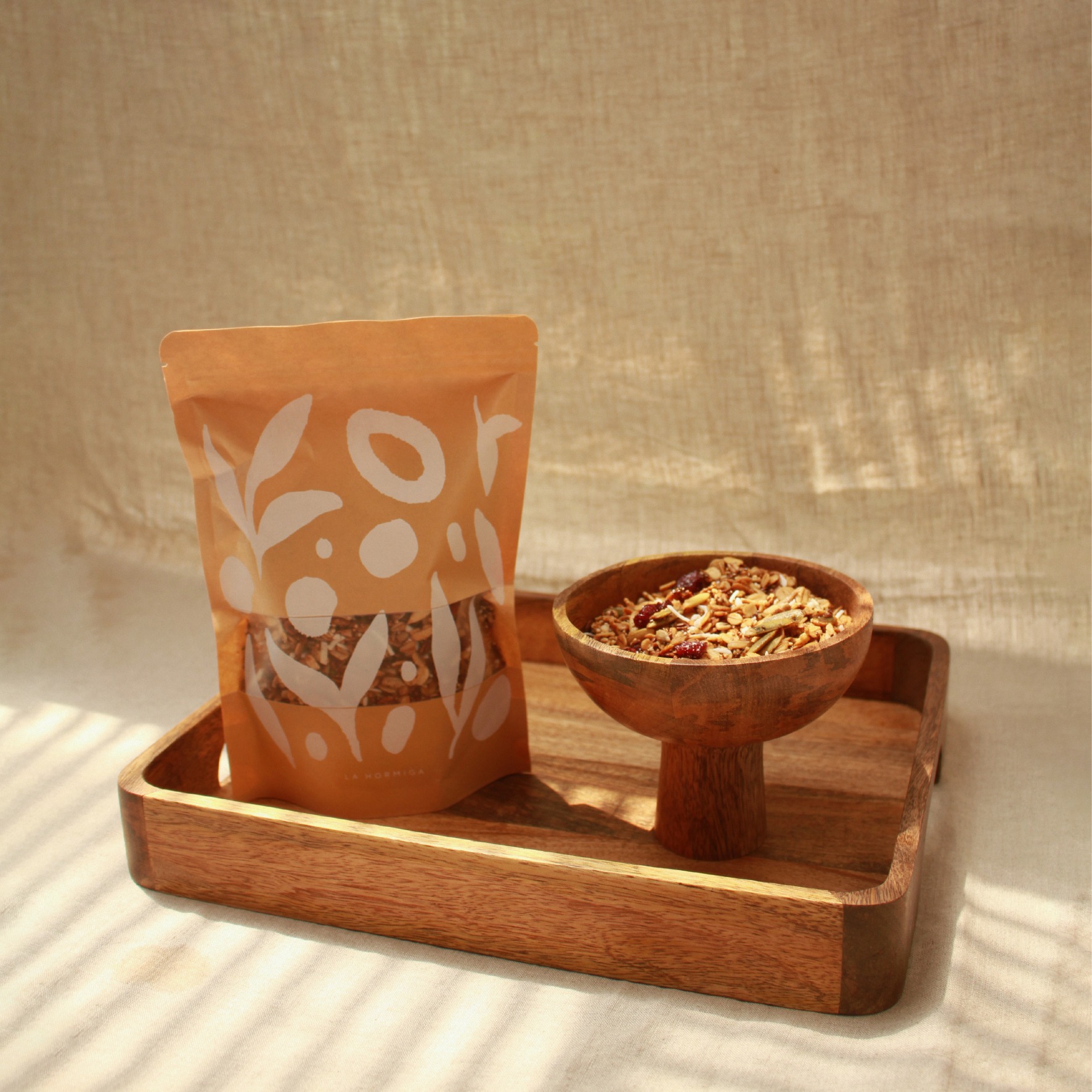 La granola de "La Hormiga" esta endulzada con miel de abeja pura y tiene aceite de coco extra virgen, su variedad de semillas hacen de ella un alimento completo y nutritivo.
#hechoencasa #huertolahormiga