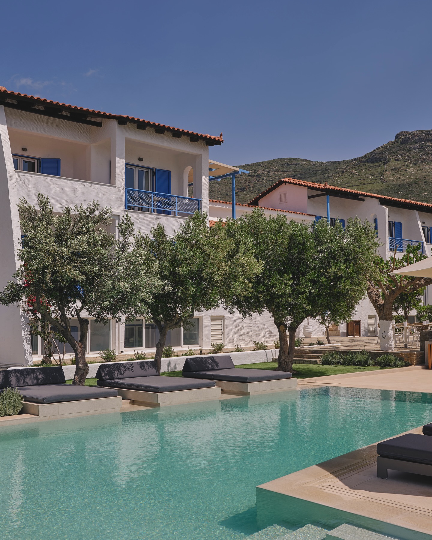 Summer is a state of mind. It’s a thousand hues of blue, warm hospitality, time spend with family and long days stretched into golden evenings. Book you holidays at @aelia_andros and get the best out of our offers ☀️
.
.
.
#aelia #andros #summer #holidays #greekislands #familyvacation #greece